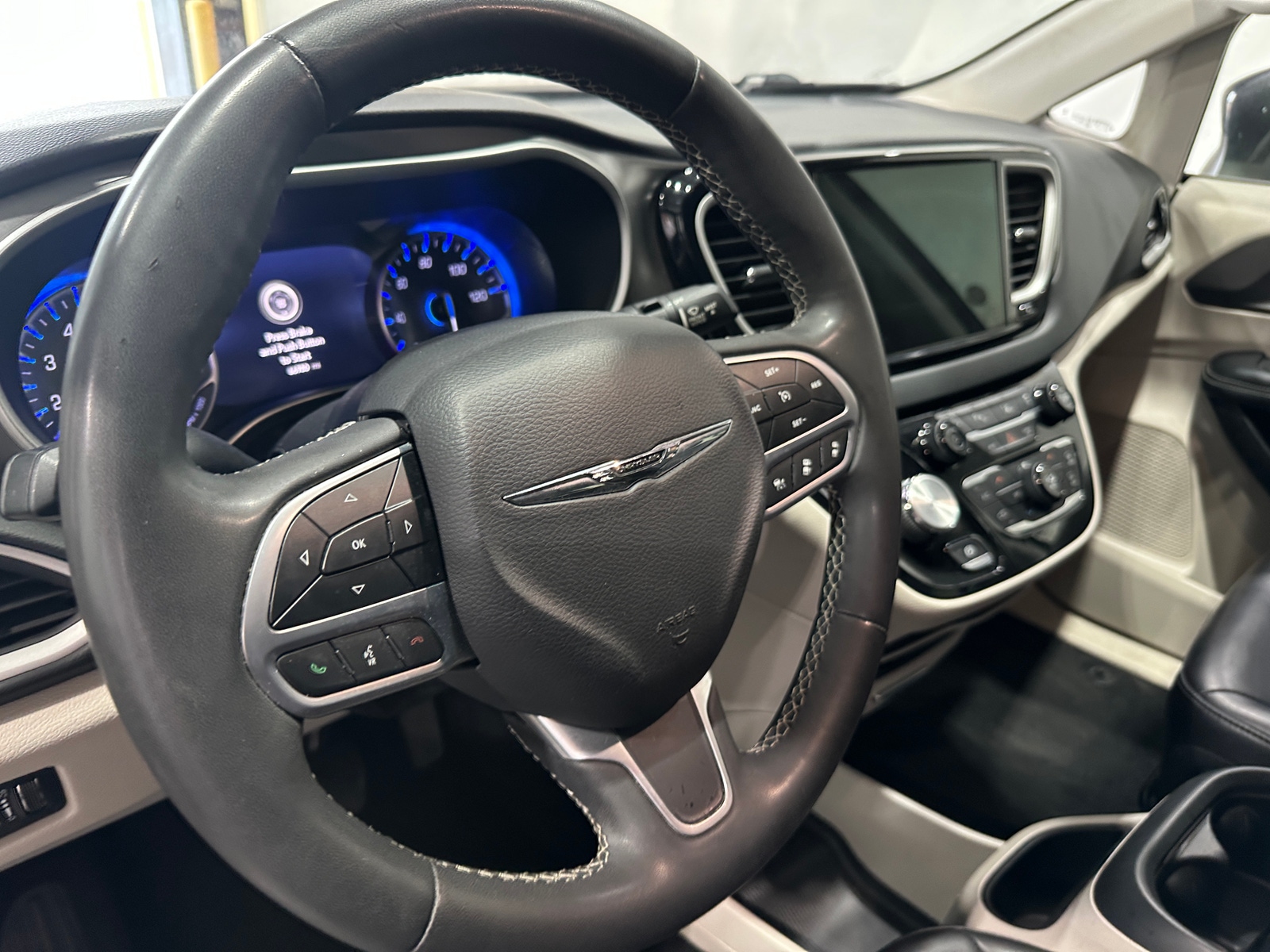 Thumbnail: 2023 Chrysler Pacifica - 4