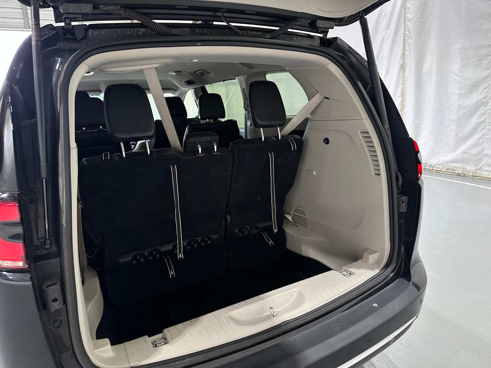 Thumbnail: 2023 Chrysler Pacifica - 6