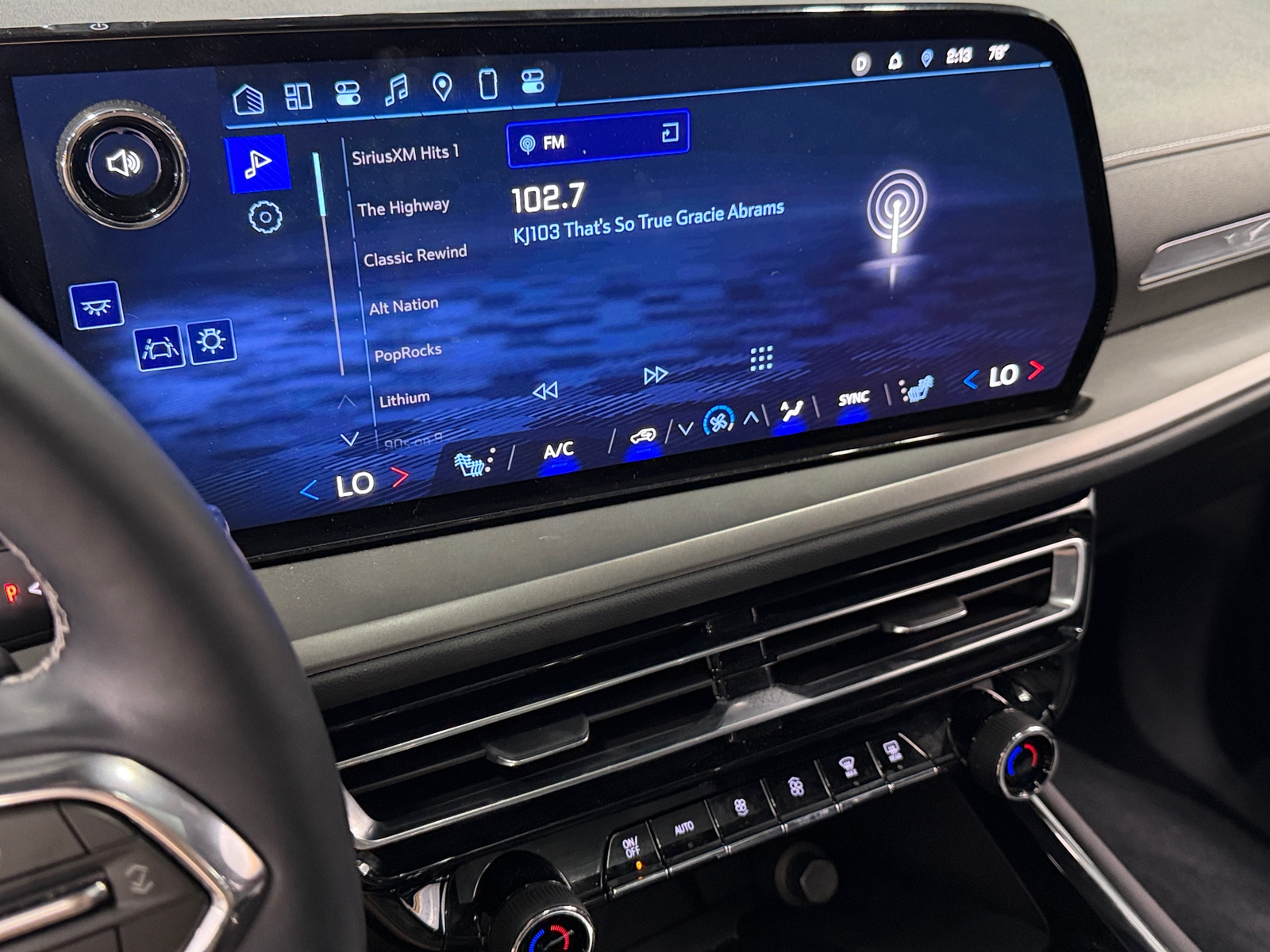 Thumbnail: 2025 Chevrolet Traverse - 3