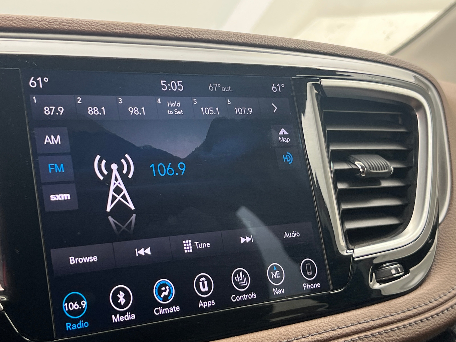 Thumbnail: 2019 Chrysler Pacifica - 3