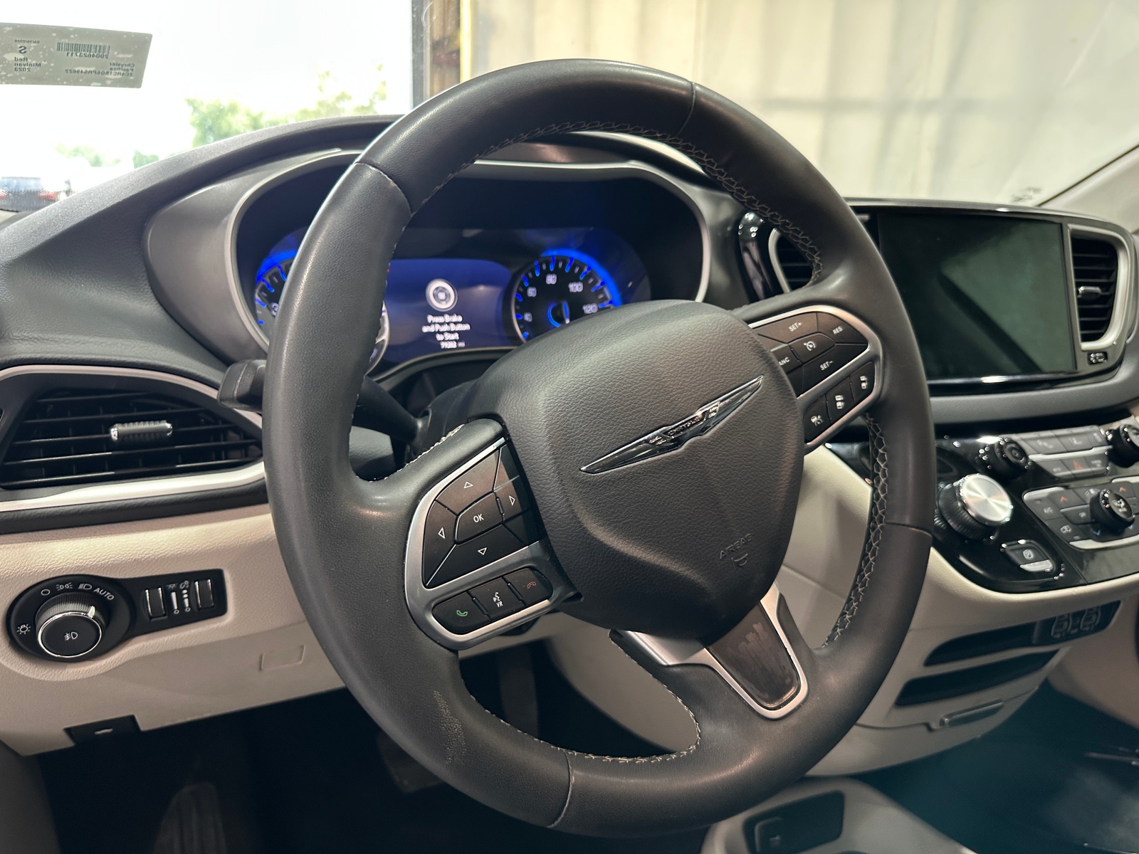 Thumbnail: 2023 Chrysler Pacifica - 4