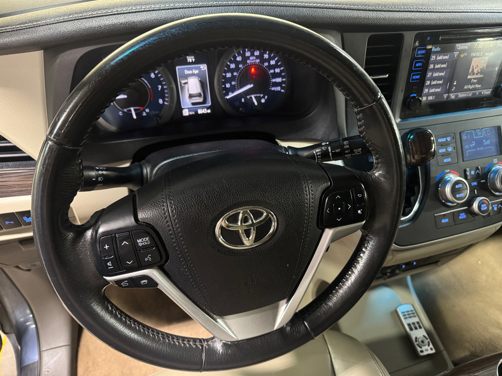 Thumbnail: 2017 Toyota Sienna - 4