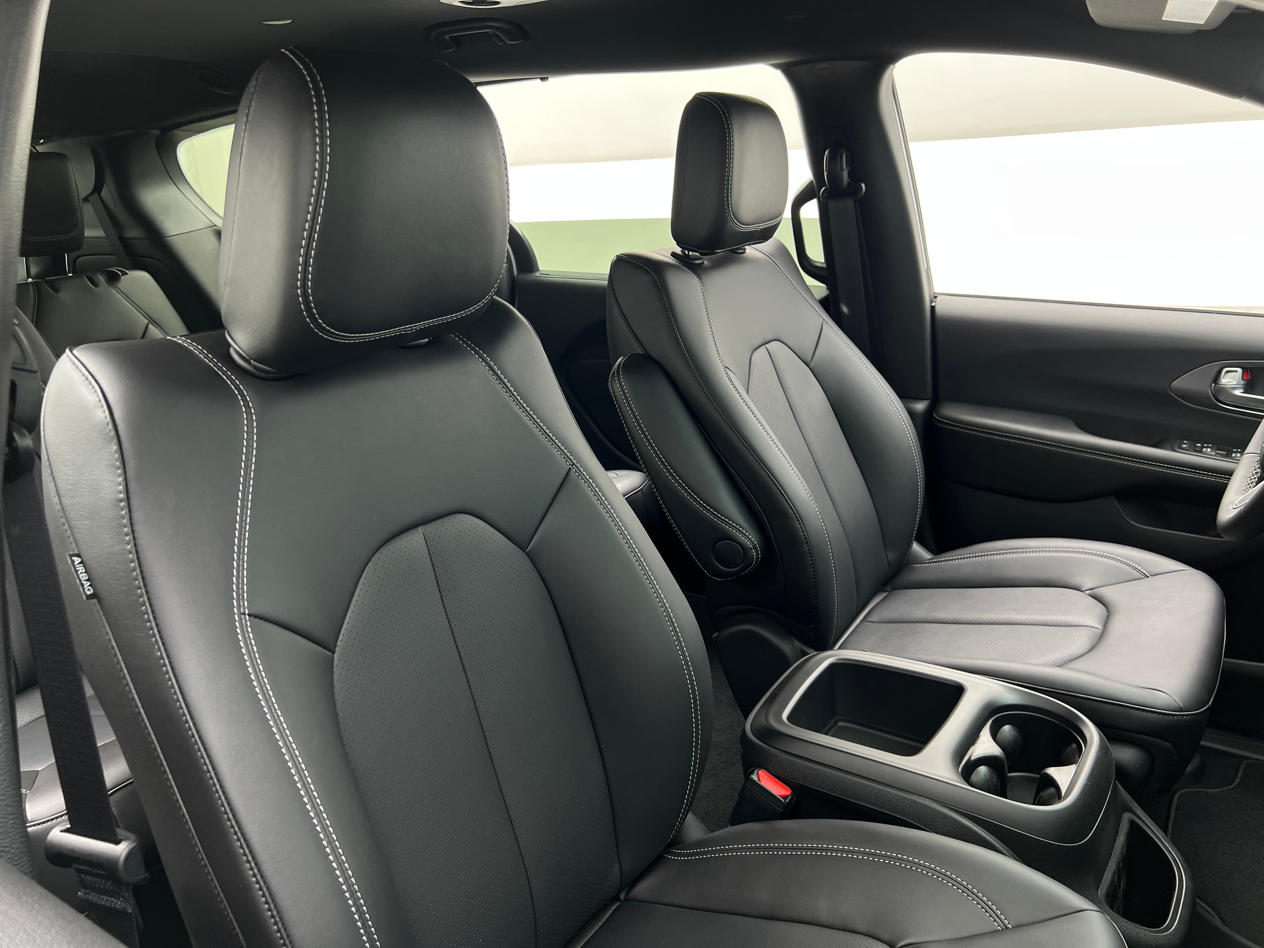 2026 Chrysler Voyager LX's photo
