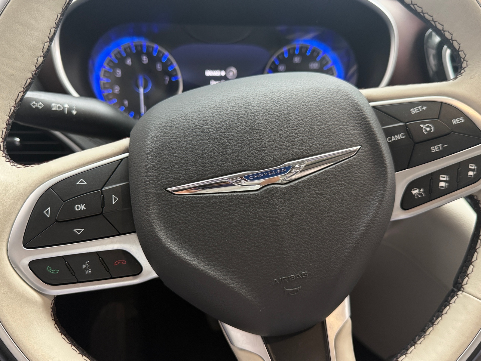 Thumbnail: 2017 Chrysler Pacifica - 4