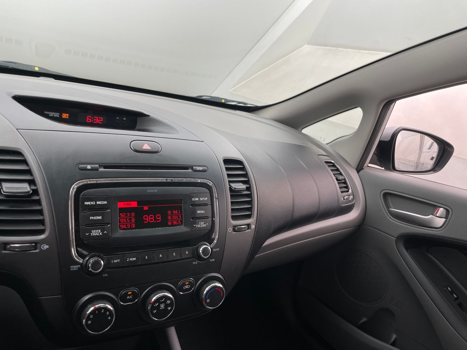 Thumbnail: 2017 Kia Forte - 4