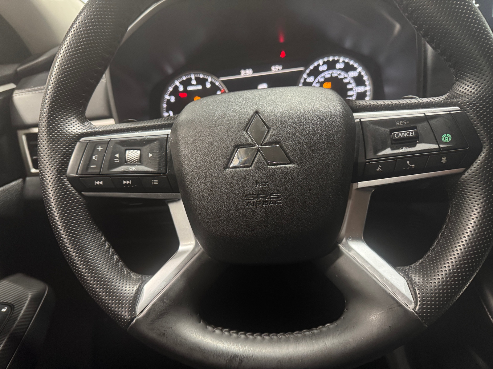 Thumbnail: 2025 Mitsubishi Outlander - 4