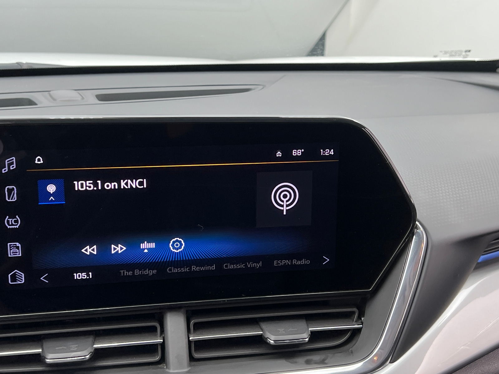 Thumbnail: 2025 Chevrolet Trax - 4