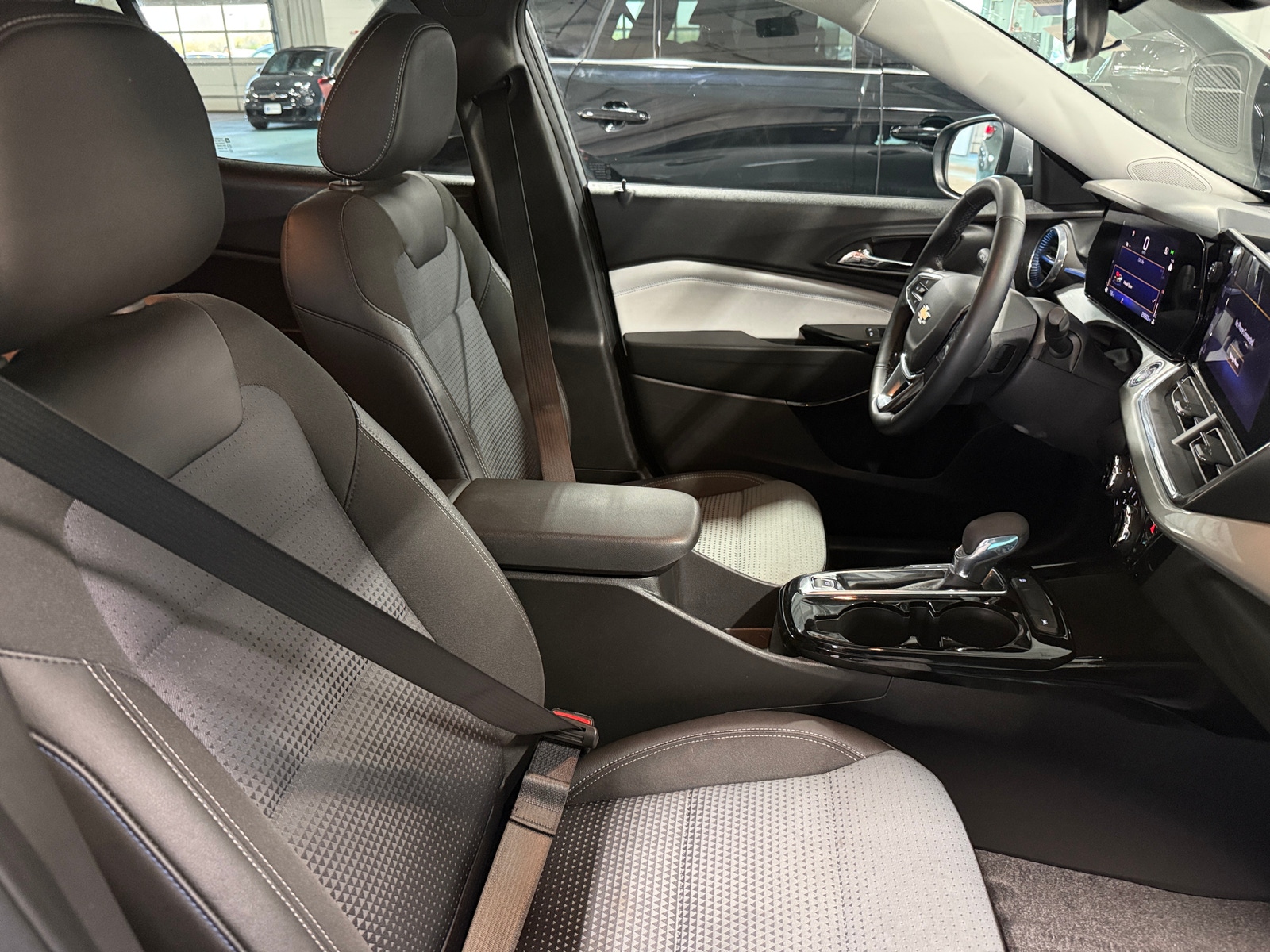 Thumbnail: 2025 Chevrolet Trax - 2