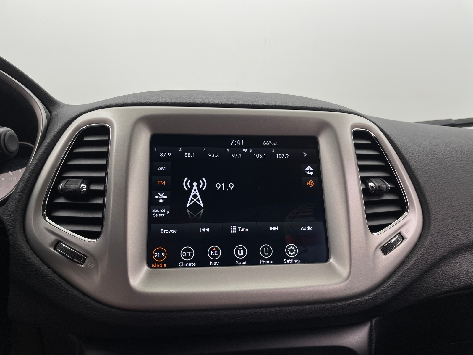 Thumbnail: 2021 Jeep Compass - 3