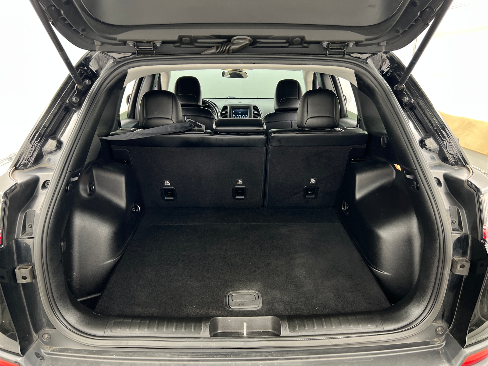 Thumbnail: 2019 Jeep Cherokee - 7