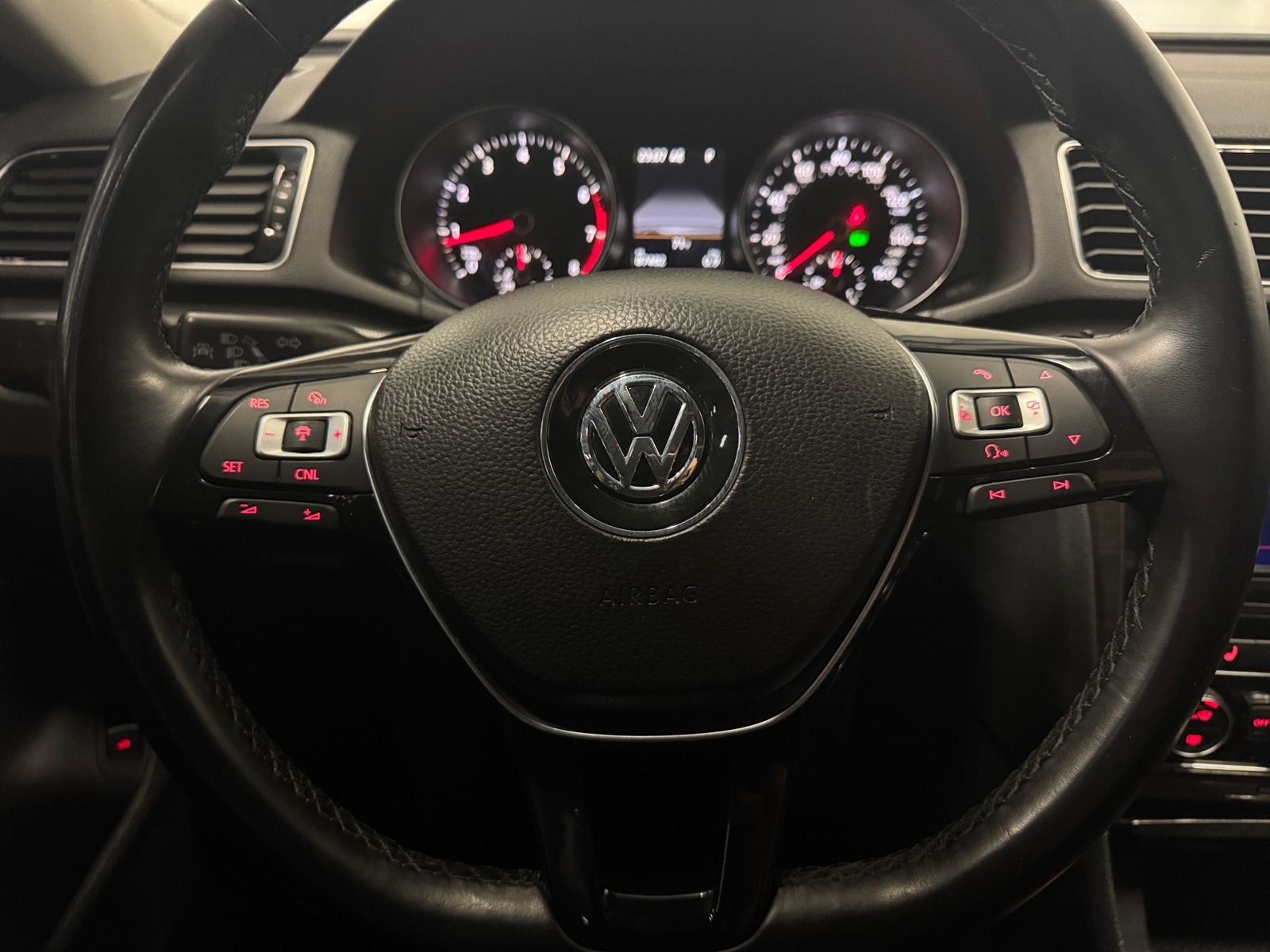 Thumbnail: 2017 Volkswagen Passat - 4