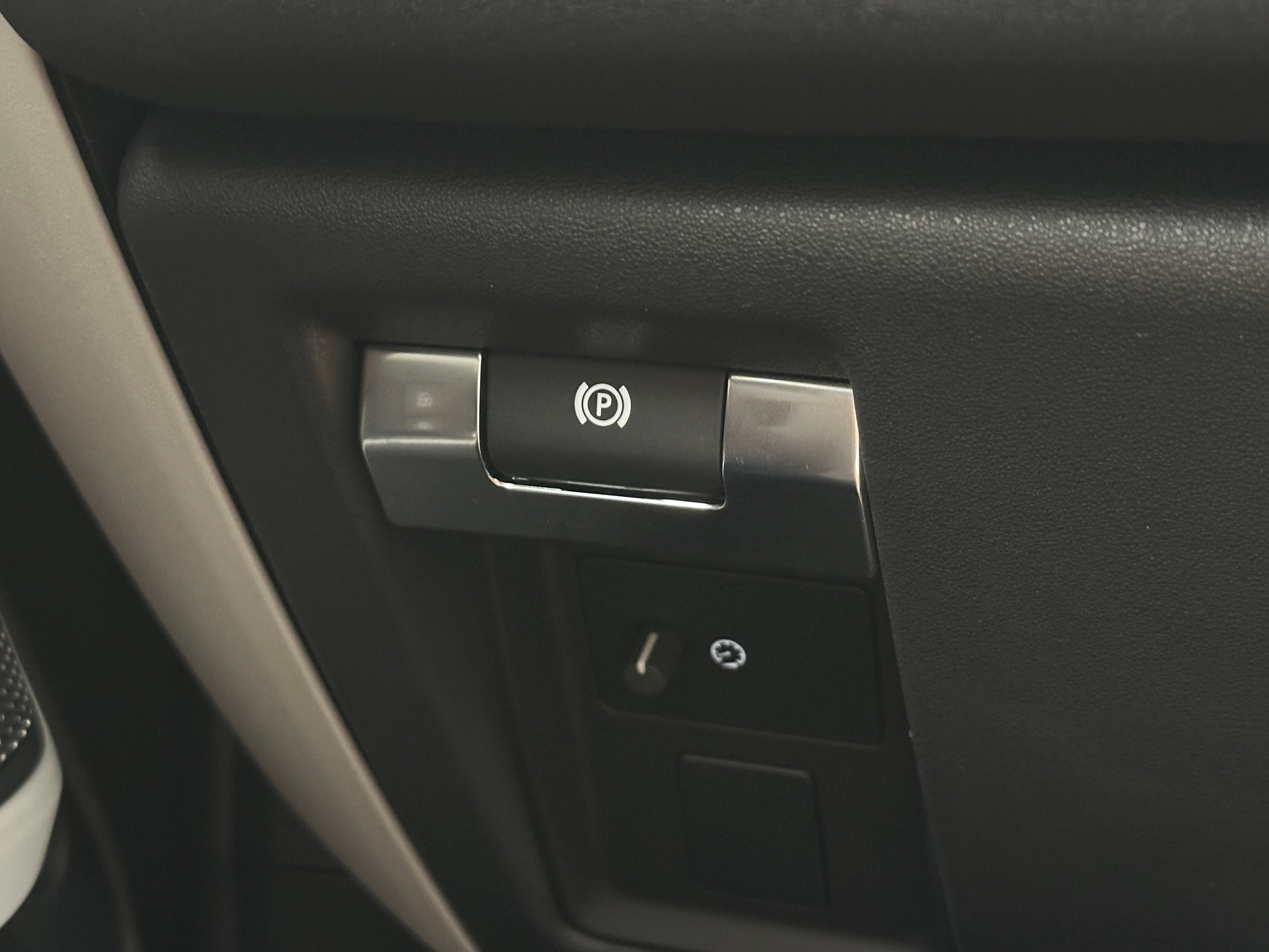 2023 Land Rover Defender S - Photo 3