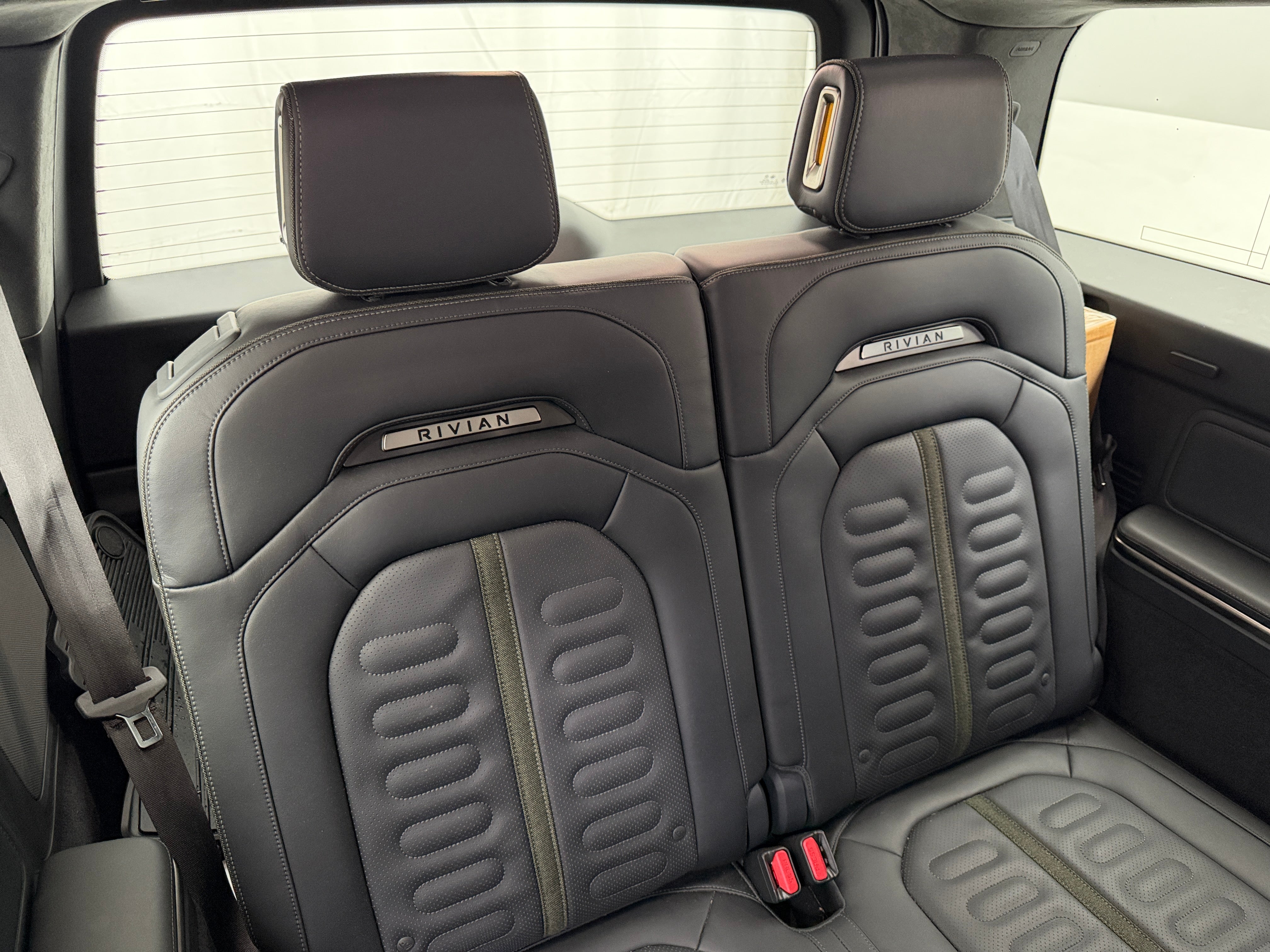 2022 Rivian R1S