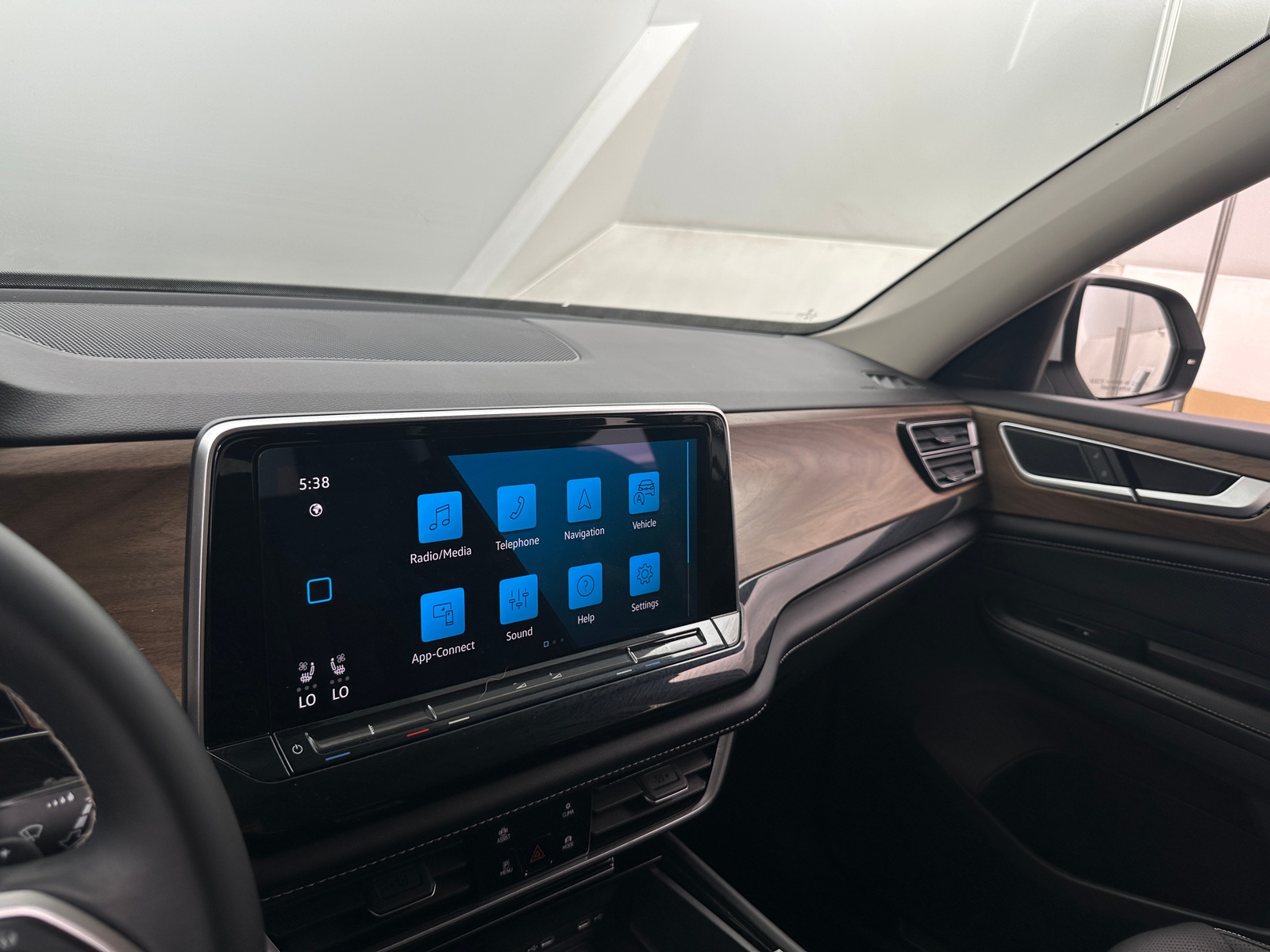 Thumbnail: 2024 Volkswagen Atlas - 3