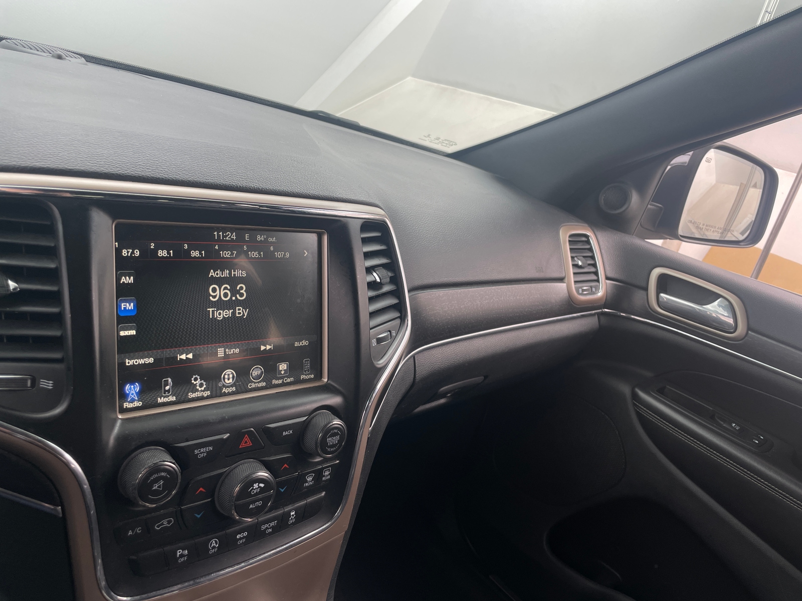 Thumbnail: 2017 Jeep Grand Cherokee - 3