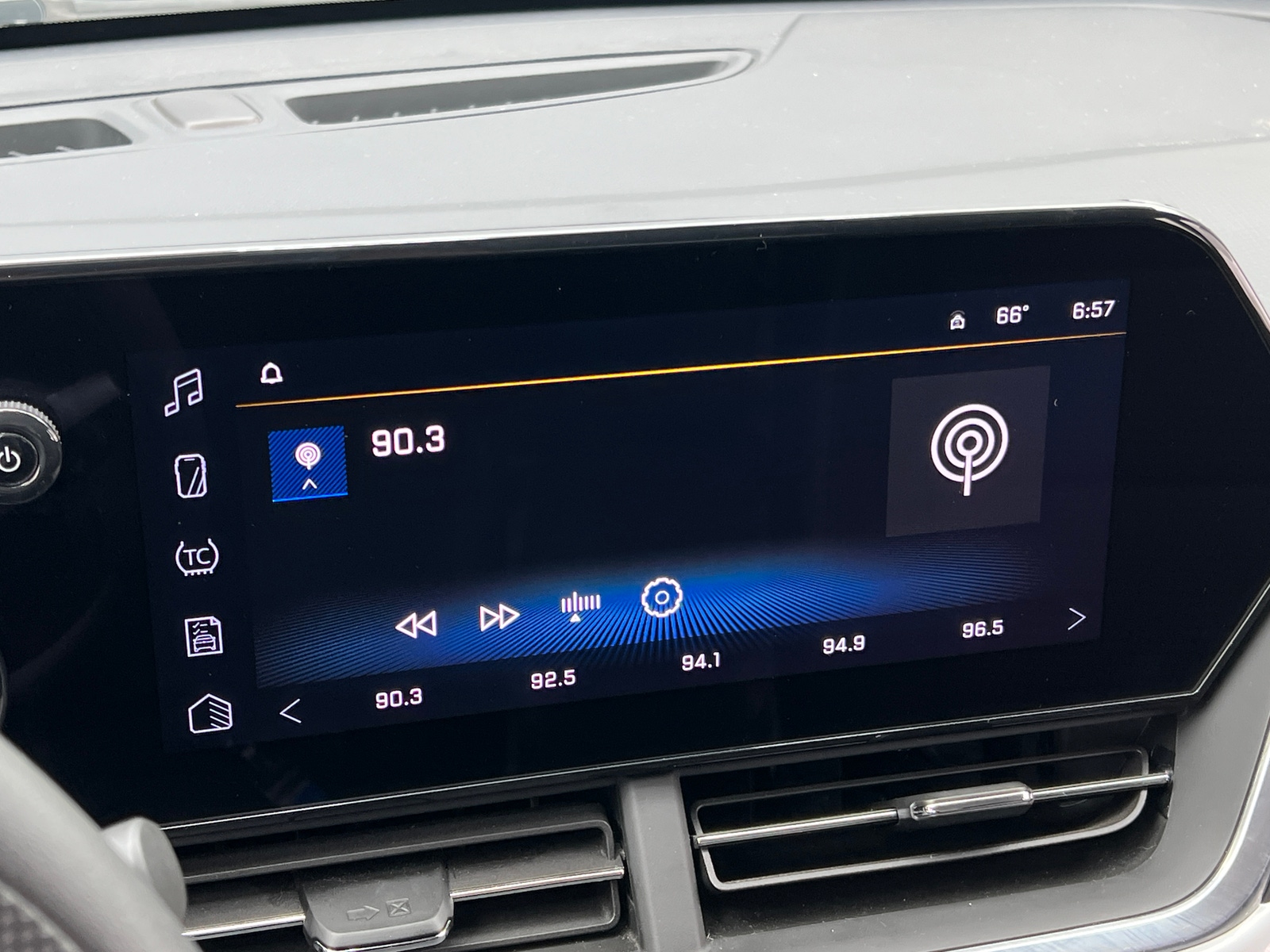 Thumbnail: 2025 Chevrolet Trax - 4