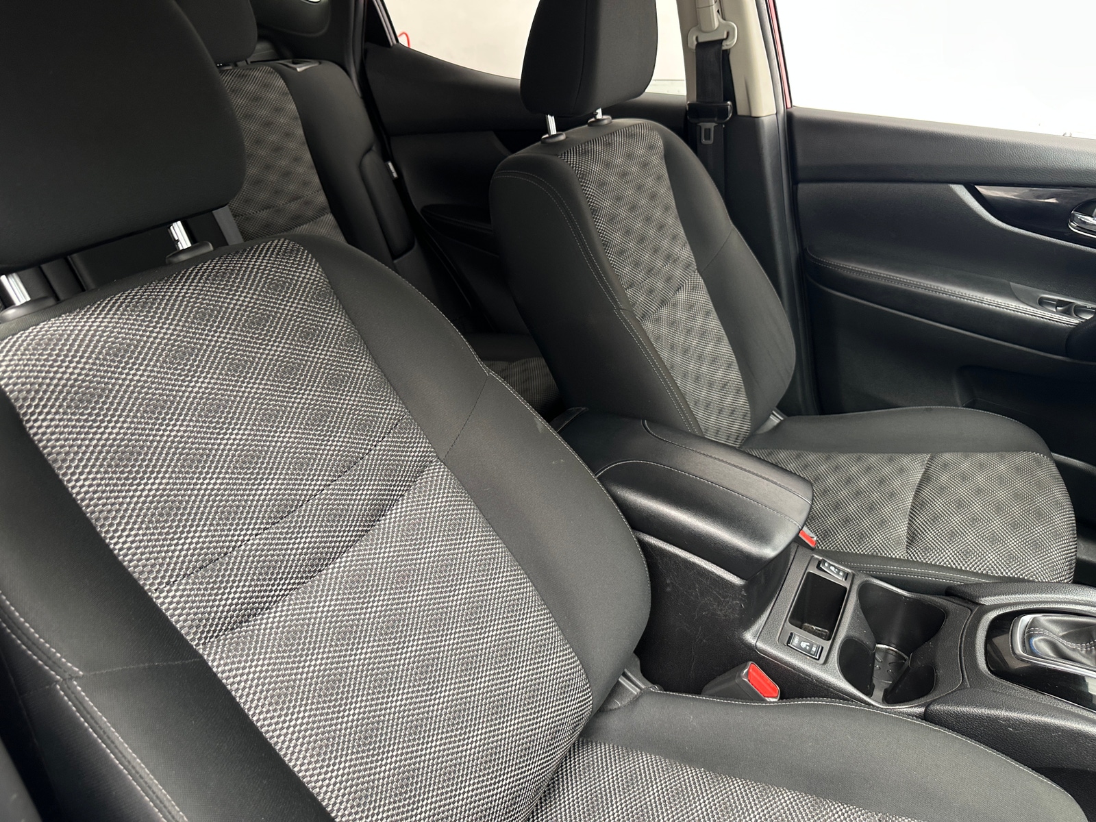 Thumbnail: 2022 Nissan Rogue Sport - 2