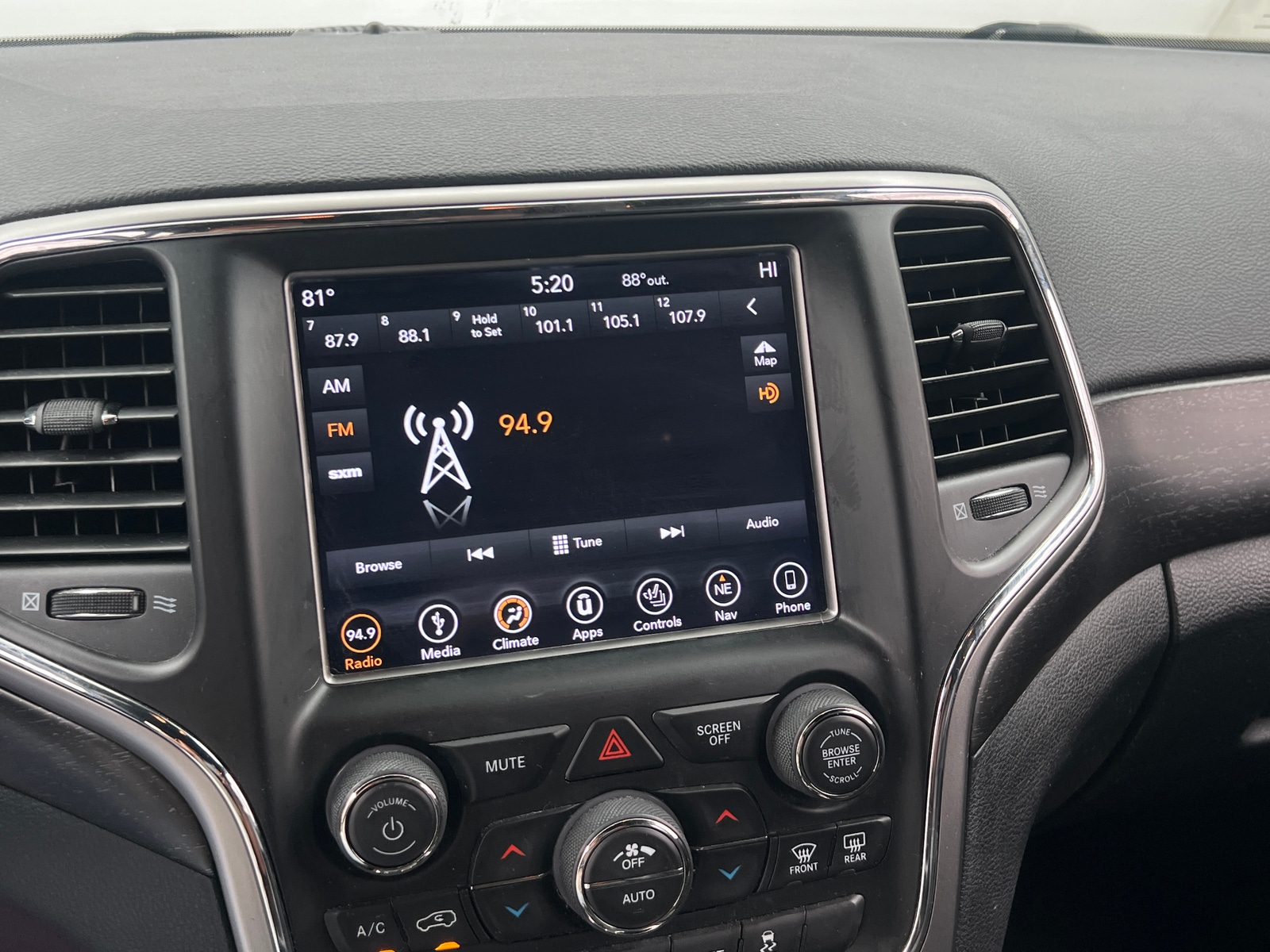 Thumbnail: 2018 Jeep Grand Cherokee - 3