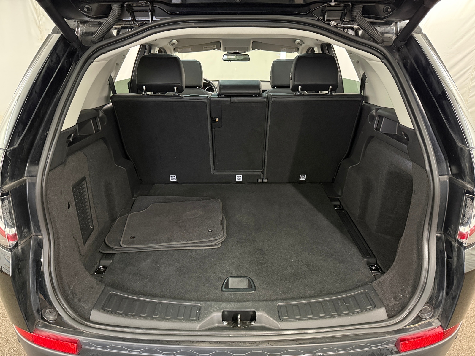 Thumbnail: 2017 Land Rover Discovery Sport - 6