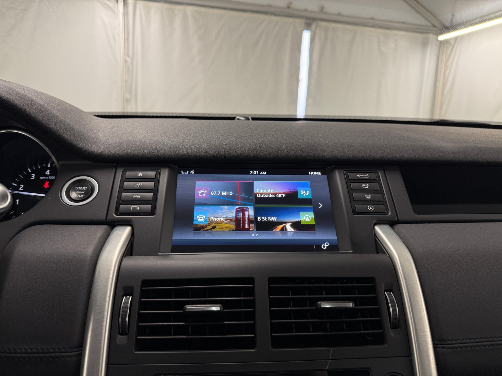 Thumbnail: 2017 Land Rover Discovery Sport - 3