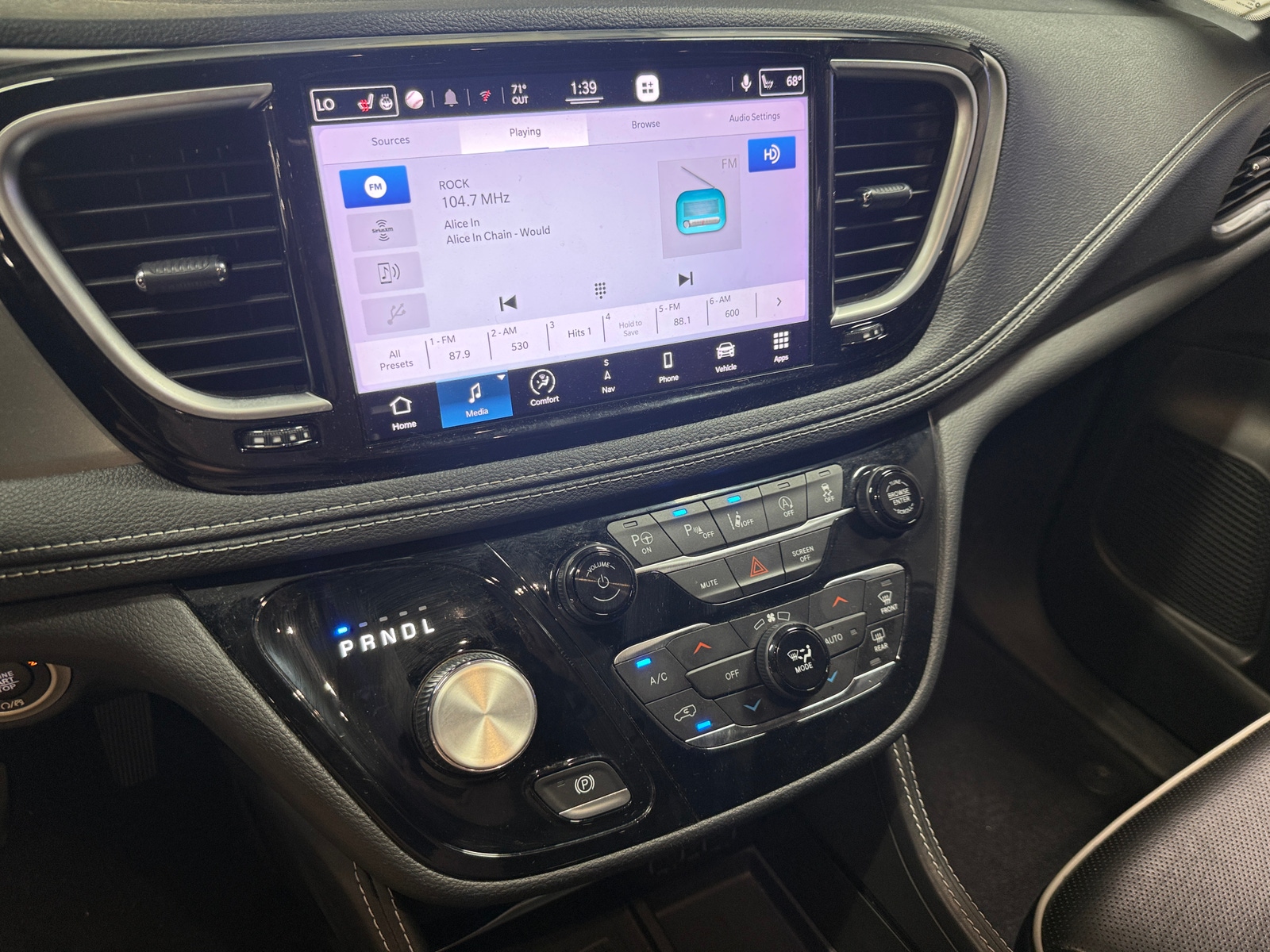 Thumbnail: 2022 Chrysler Pacifica - 3