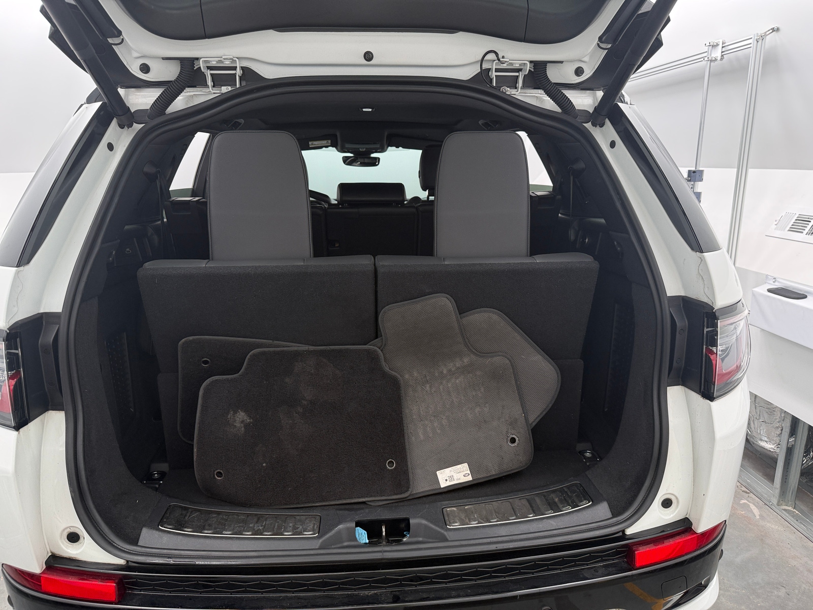 Thumbnail: 2023 Land Rover Discovery Sport - 6