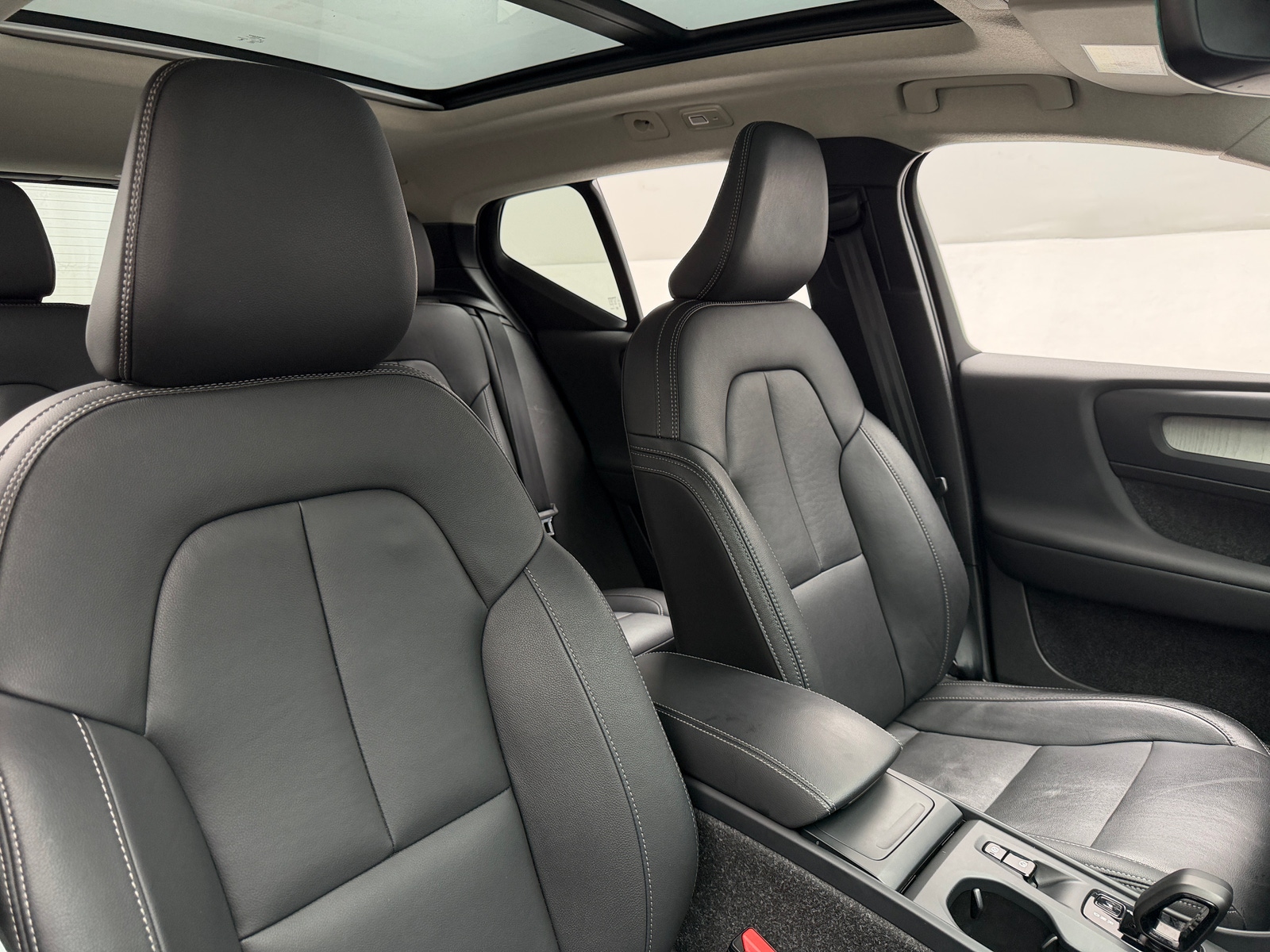 Thumbnail: 2025 Volvo XC40 - 2