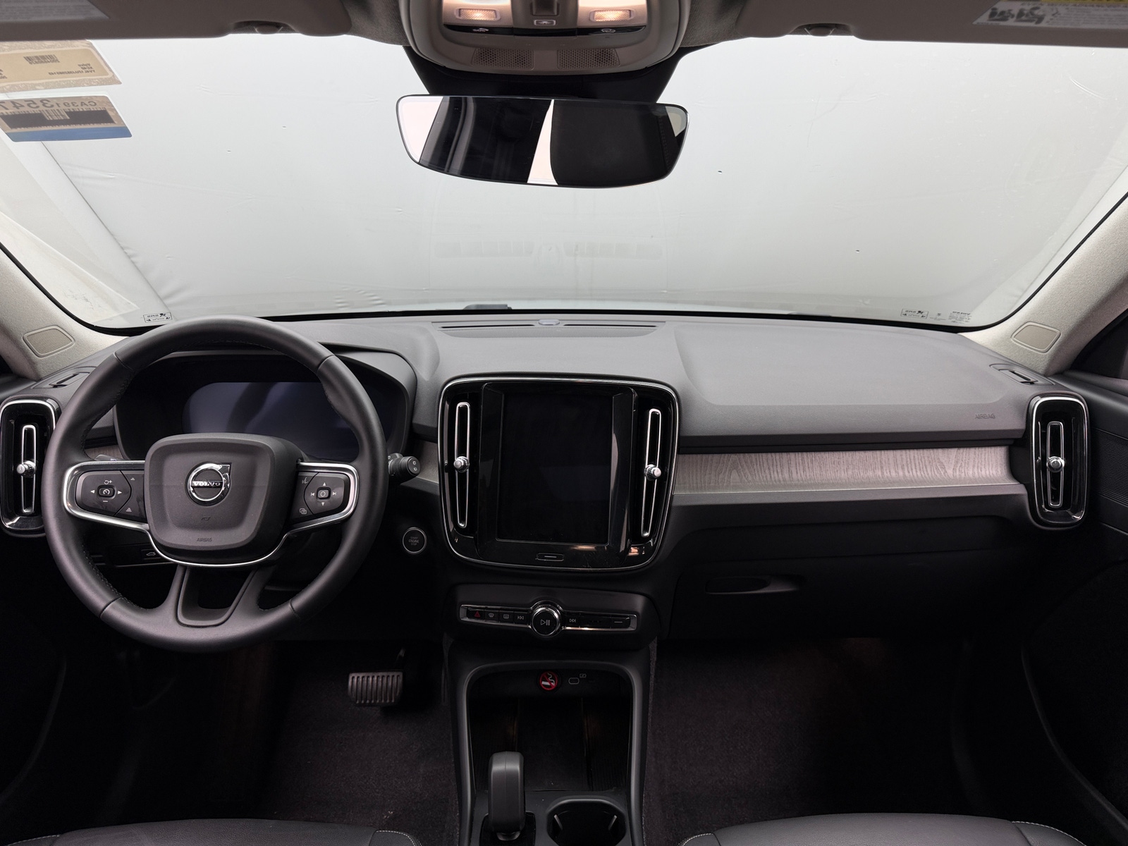 Thumbnail: 2025 Volvo XC40 - 3