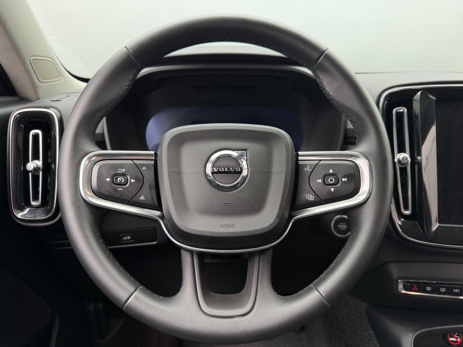 Thumbnail: 2025 Volvo XC40 - 5