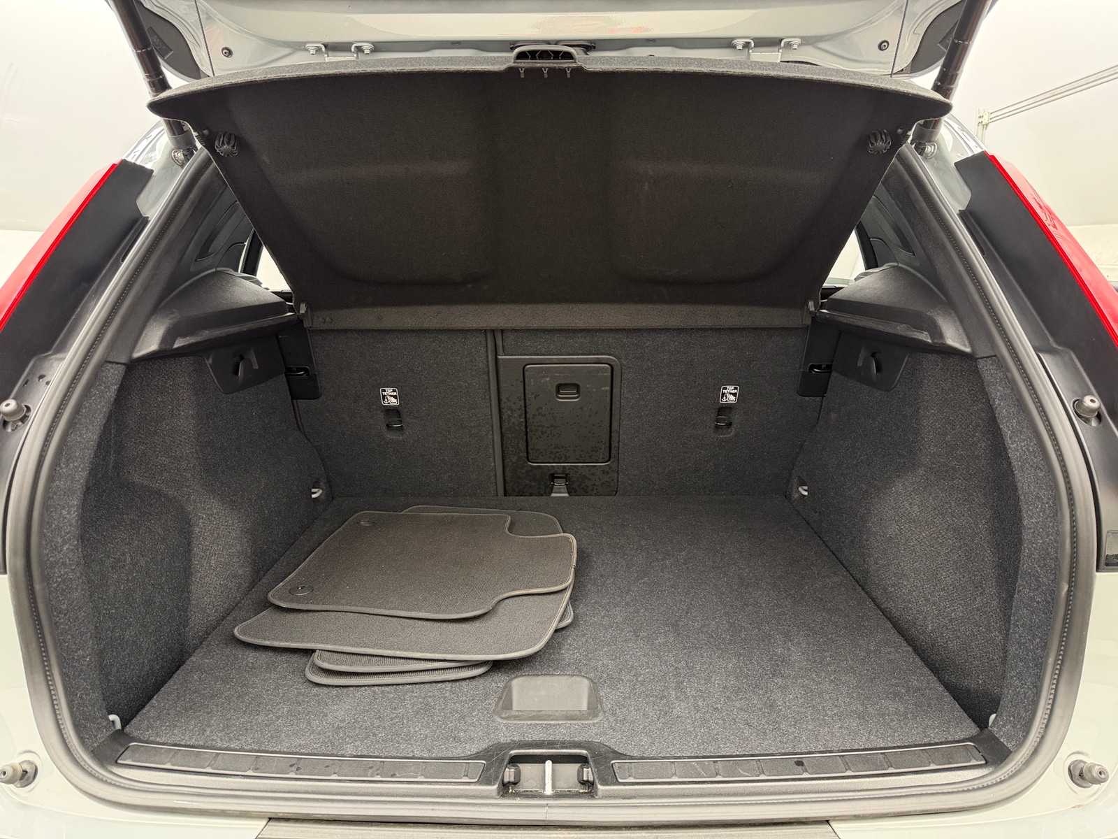 Thumbnail: 2025 Volvo XC40 - 7