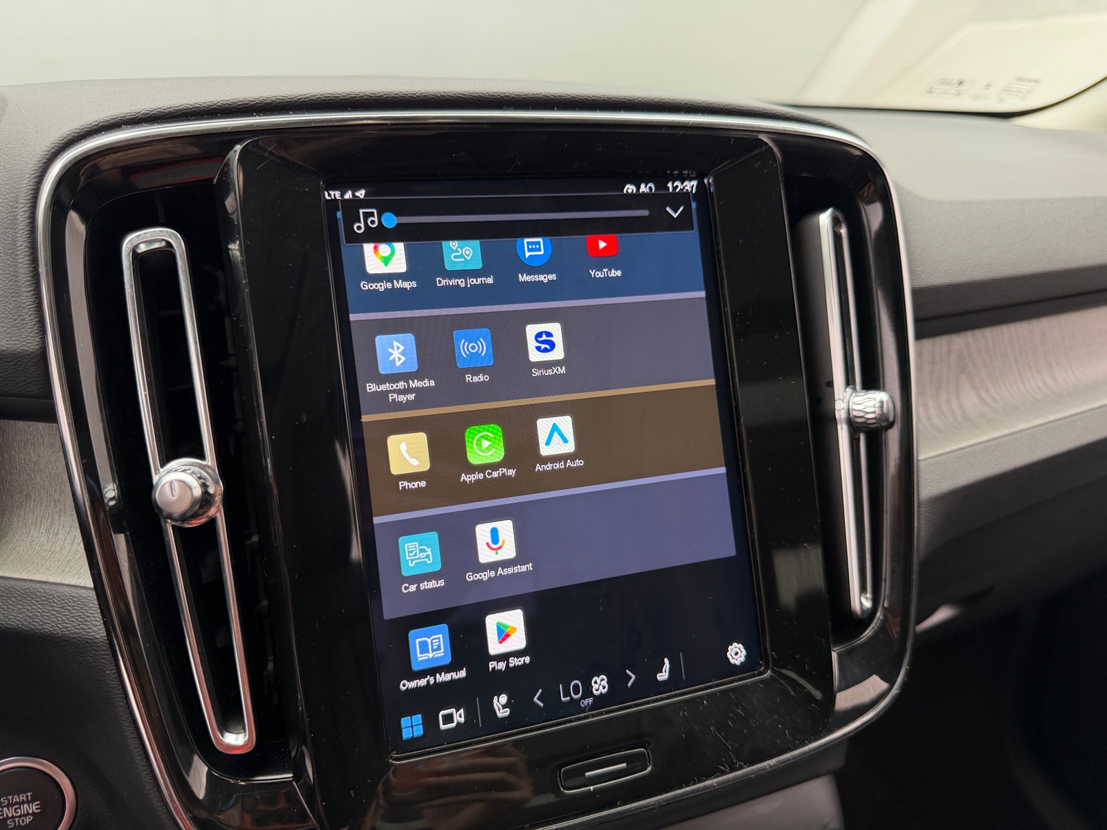 Thumbnail: 2025 Volvo XC40 - 4