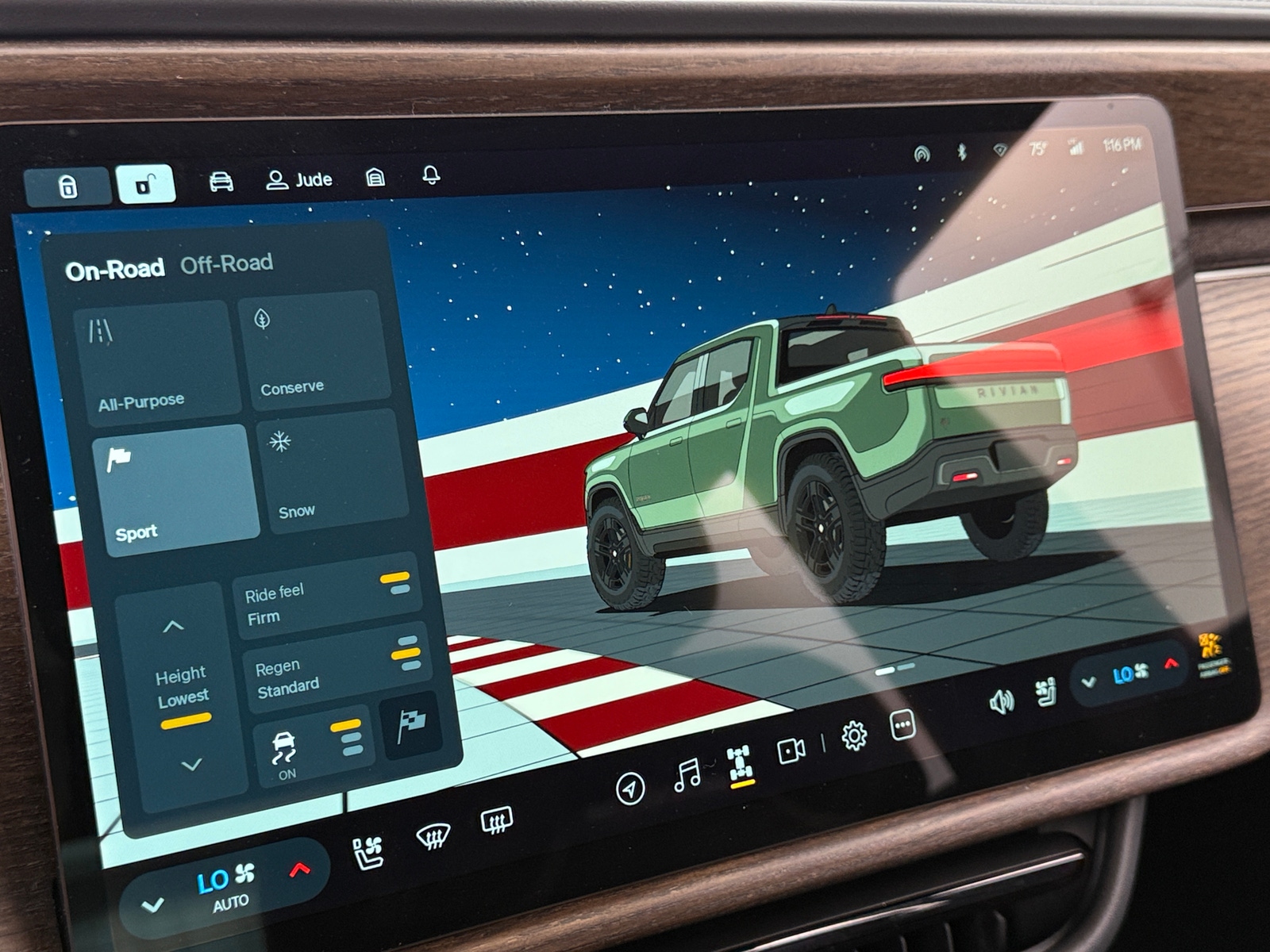 Thumbnail: 2025 Rivian R1T - 3