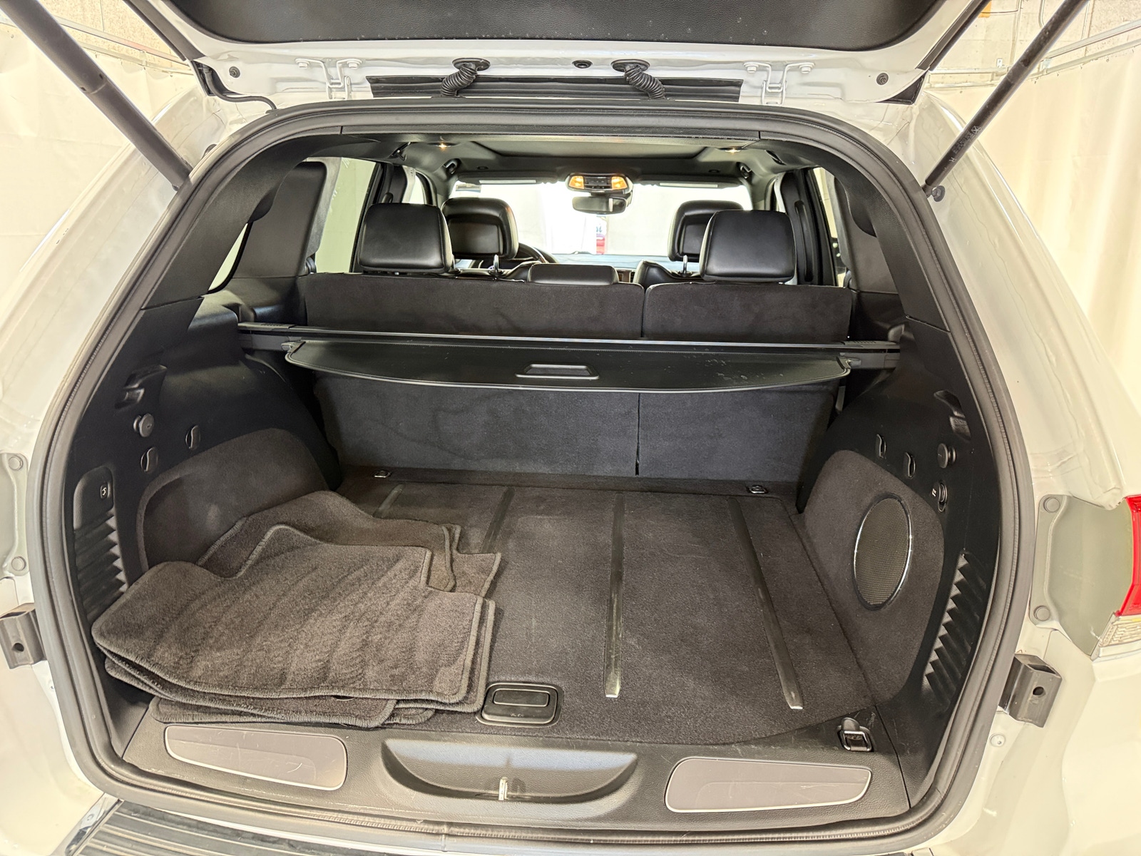 Thumbnail: 2017 Jeep Grand Cherokee - 6