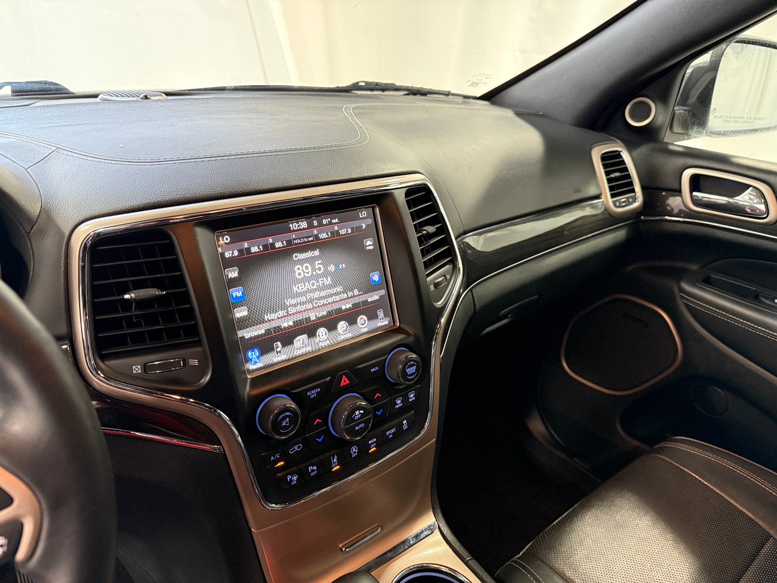 Thumbnail: 2017 Jeep Grand Cherokee - 3