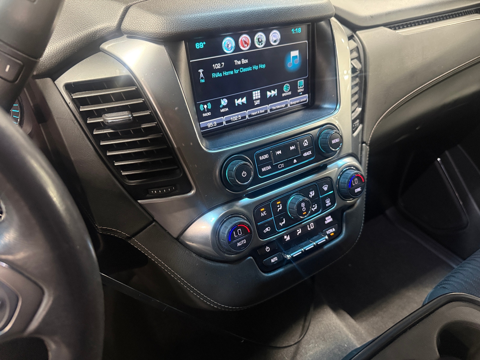 Thumbnail: 2019 Chevrolet Suburban - 4