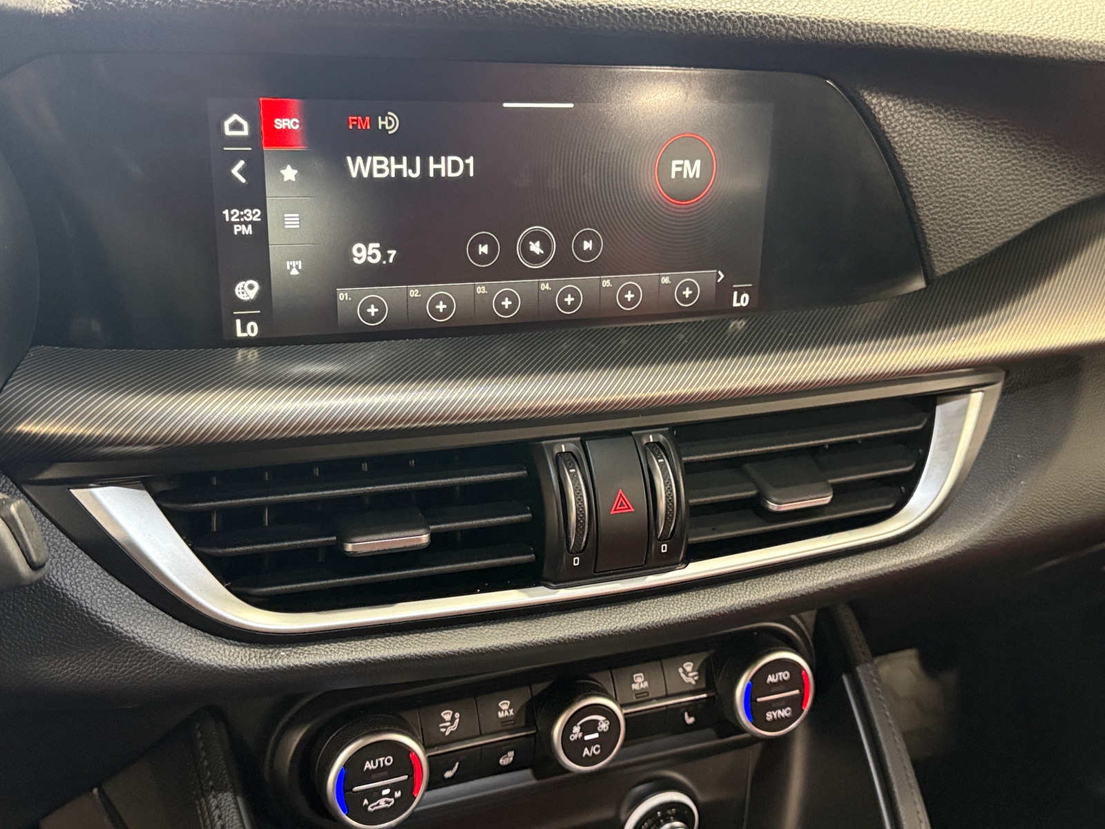 Thumbnail: 2024 Alfa Romeo Stelvio - 3