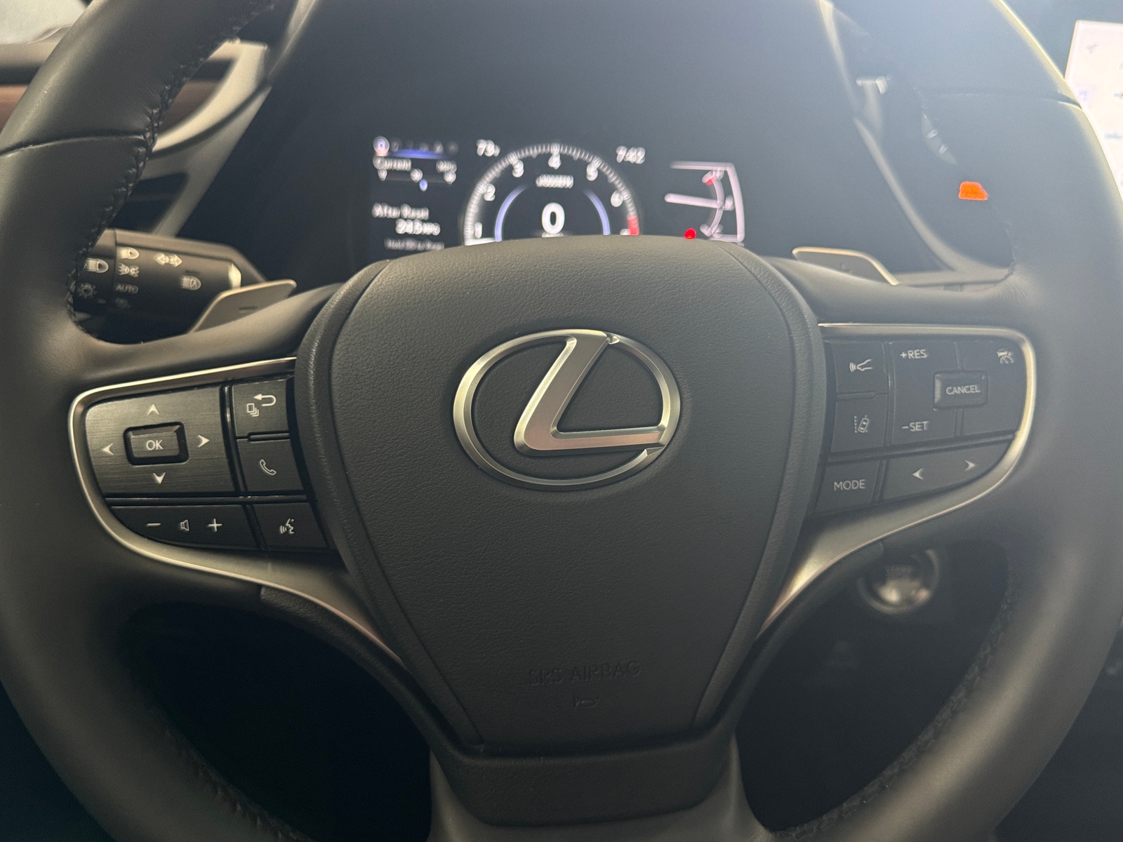 Thumbnail: 2025 Lexus ES - 4