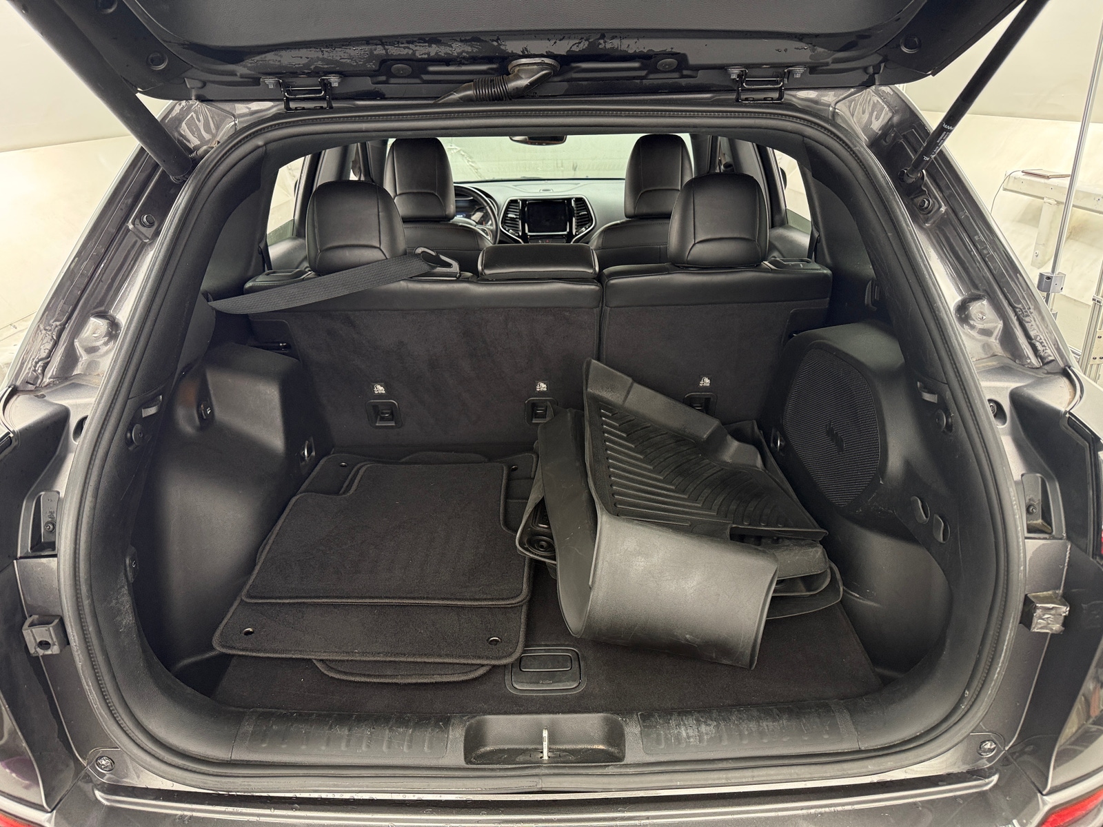 Thumbnail: 2019 Jeep Cherokee - 6