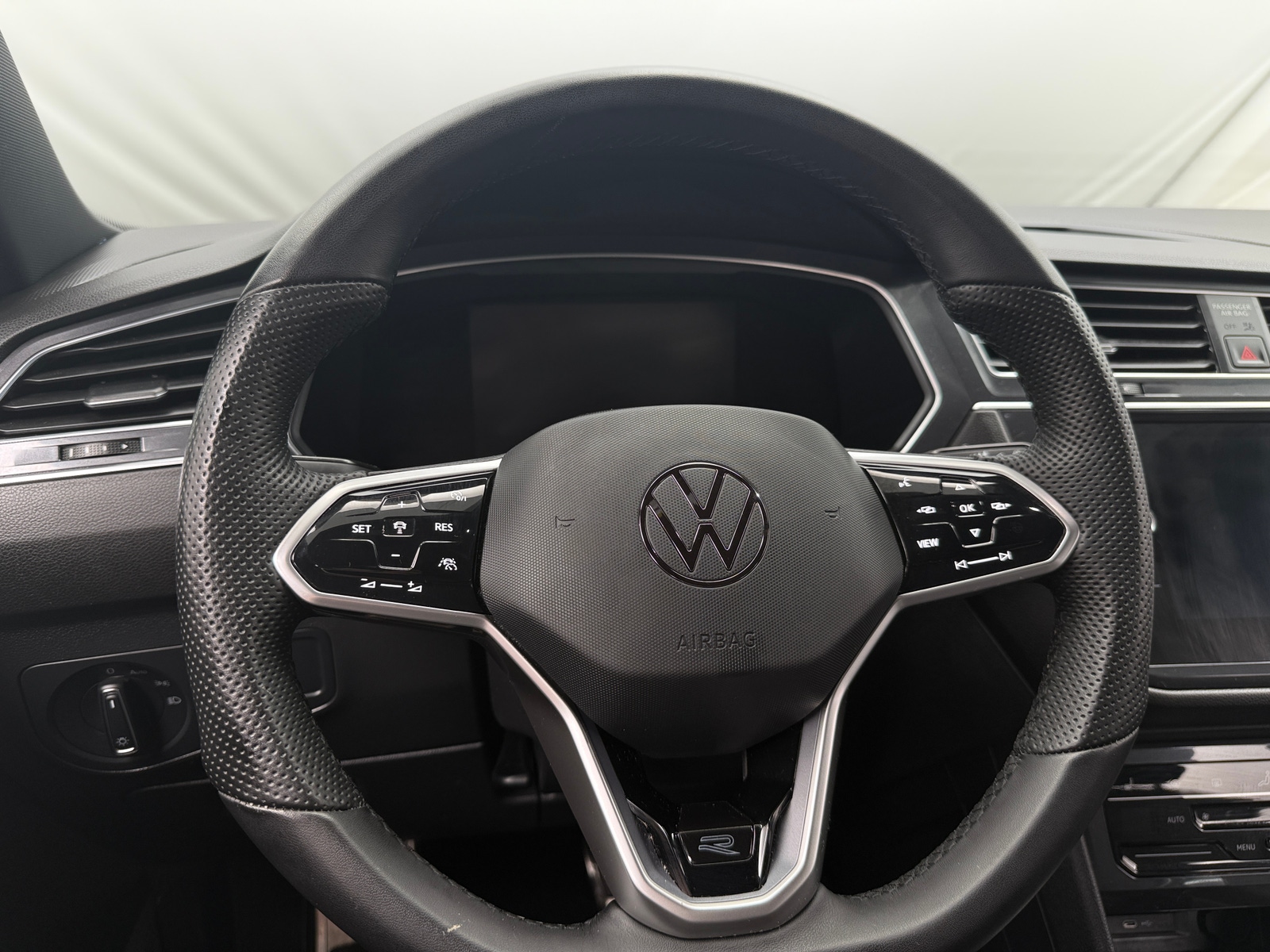 Thumbnail: 2022 Volkswagen Tiguan - 4