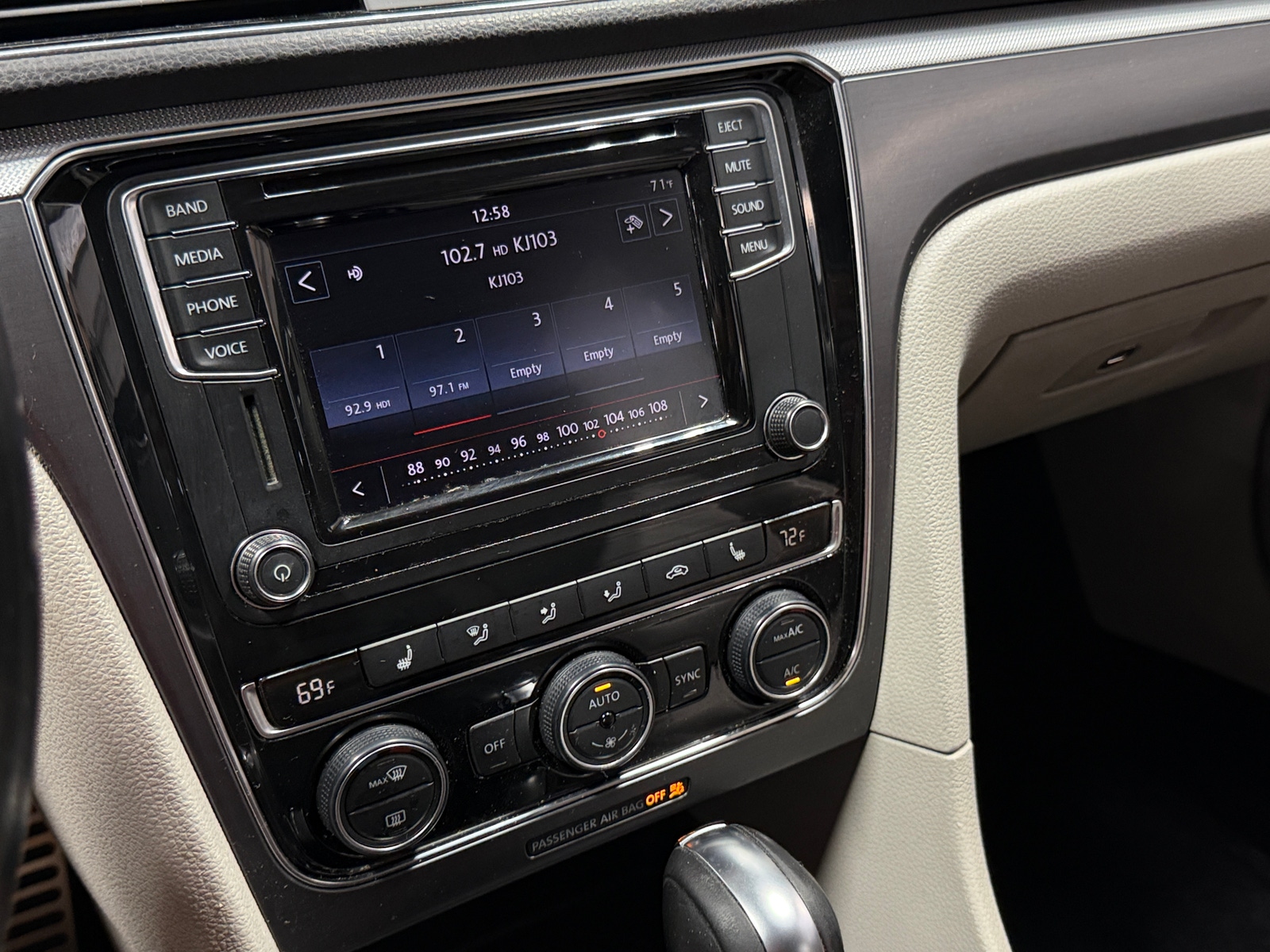 Thumbnail: 2017 Volkswagen Passat - 3