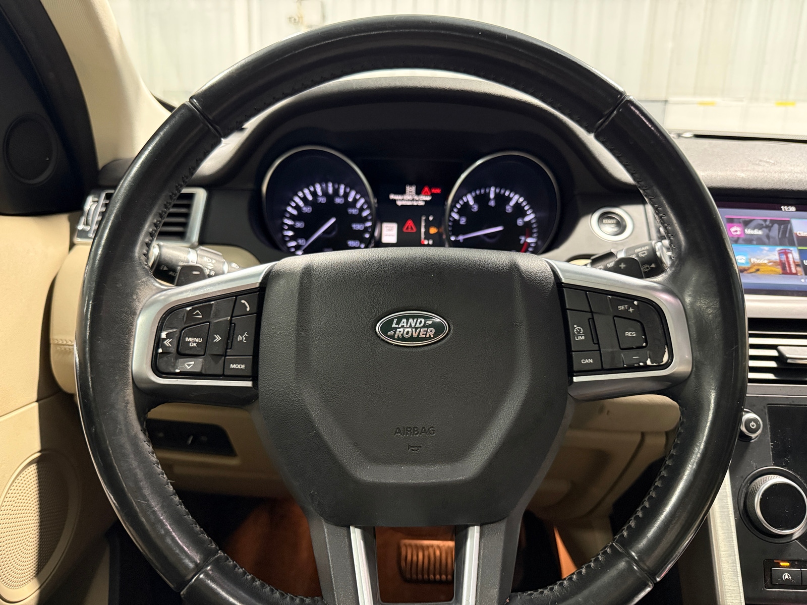 Thumbnail: 2016 Land Rover Discovery Sport - 4