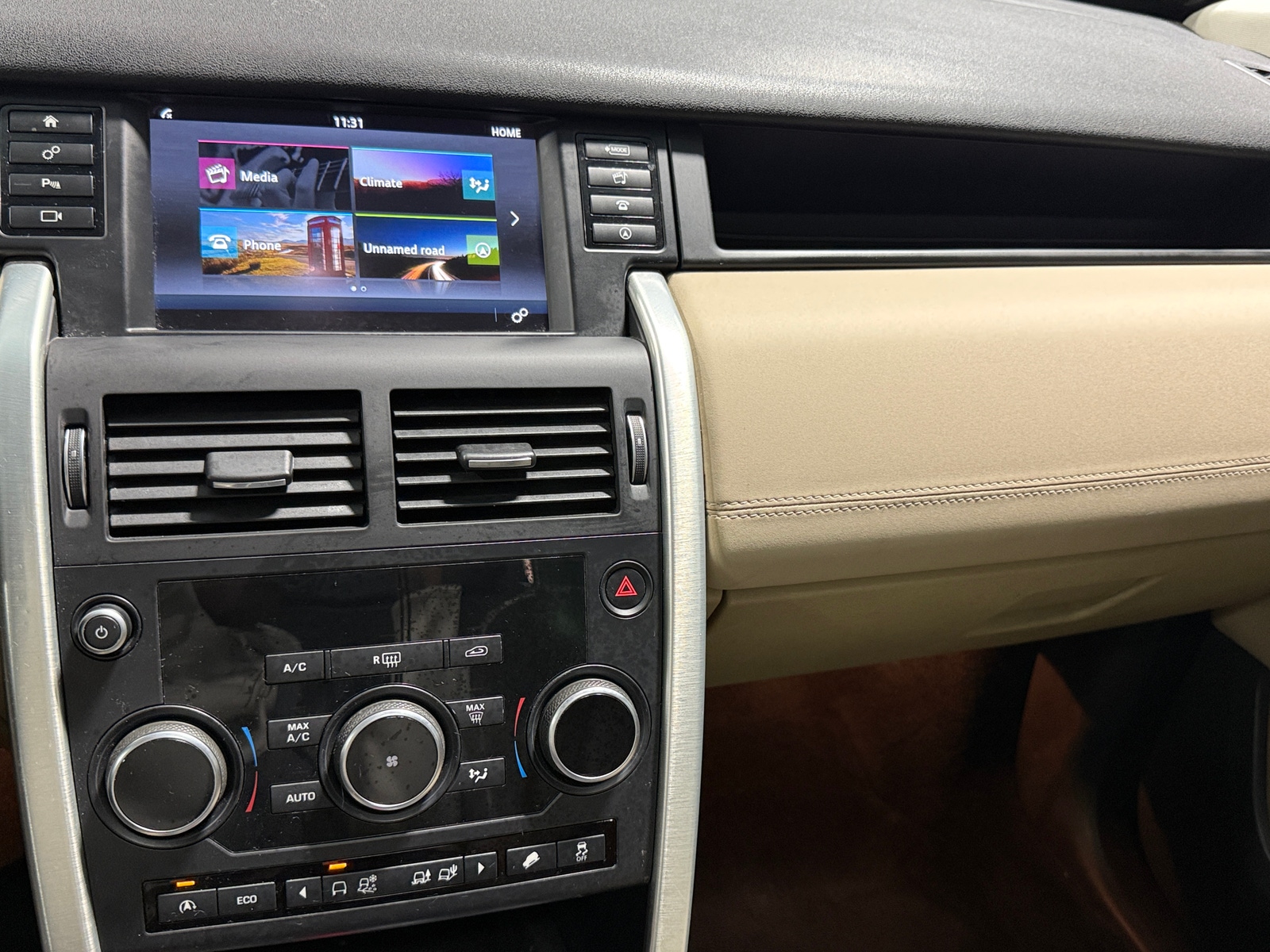 Thumbnail: 2016 Land Rover Discovery Sport - 3