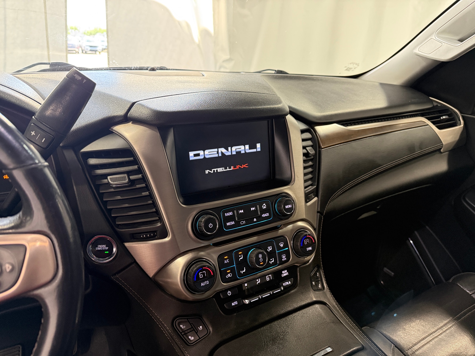 Thumbnail: 2019 GMC Yukon XL - 3