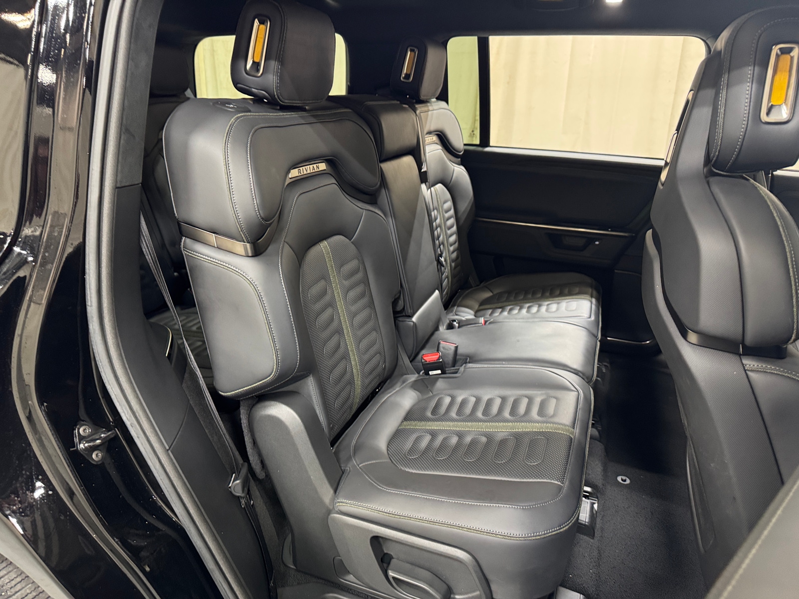 Thumbnail: 2025 Rivian R1S - 5