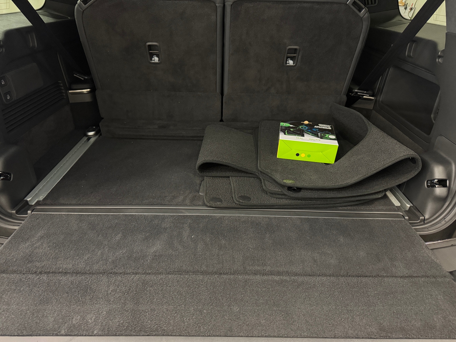 Thumbnail: 2025 Rivian R1S - 6