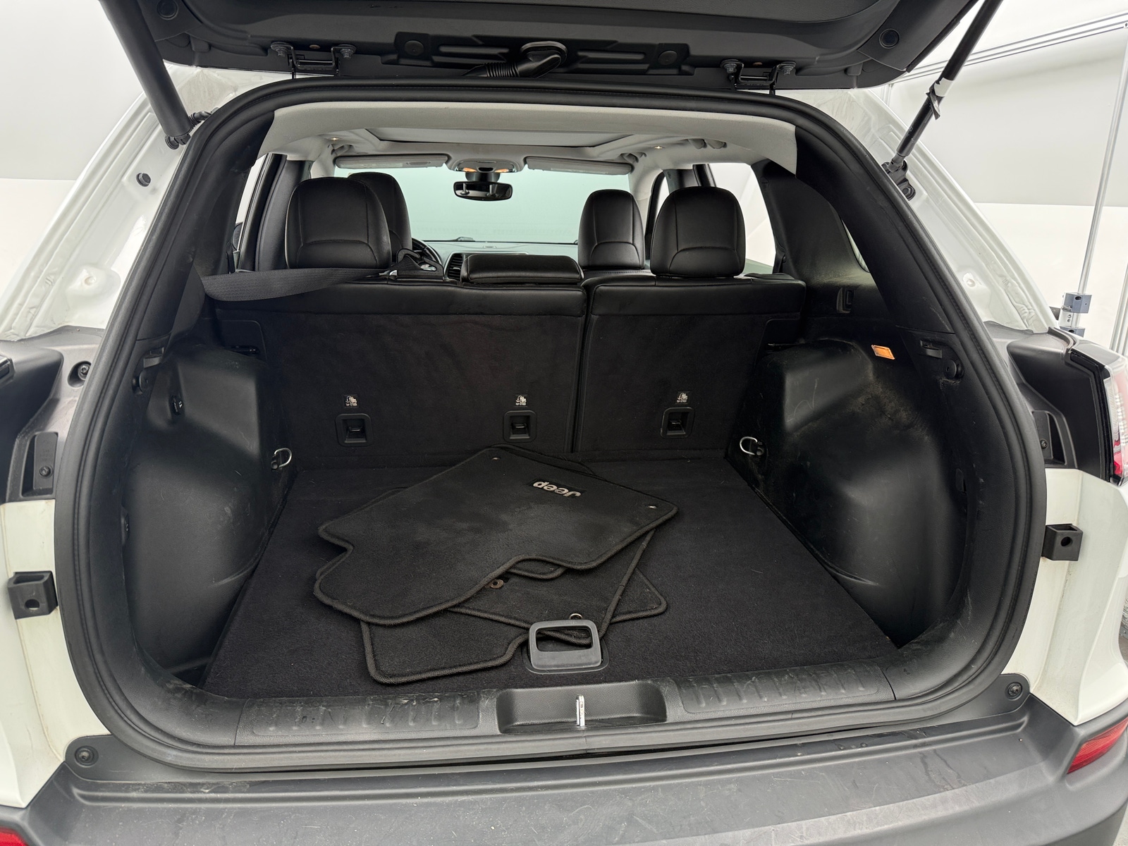 Thumbnail: 2019 Jeep Cherokee - 7