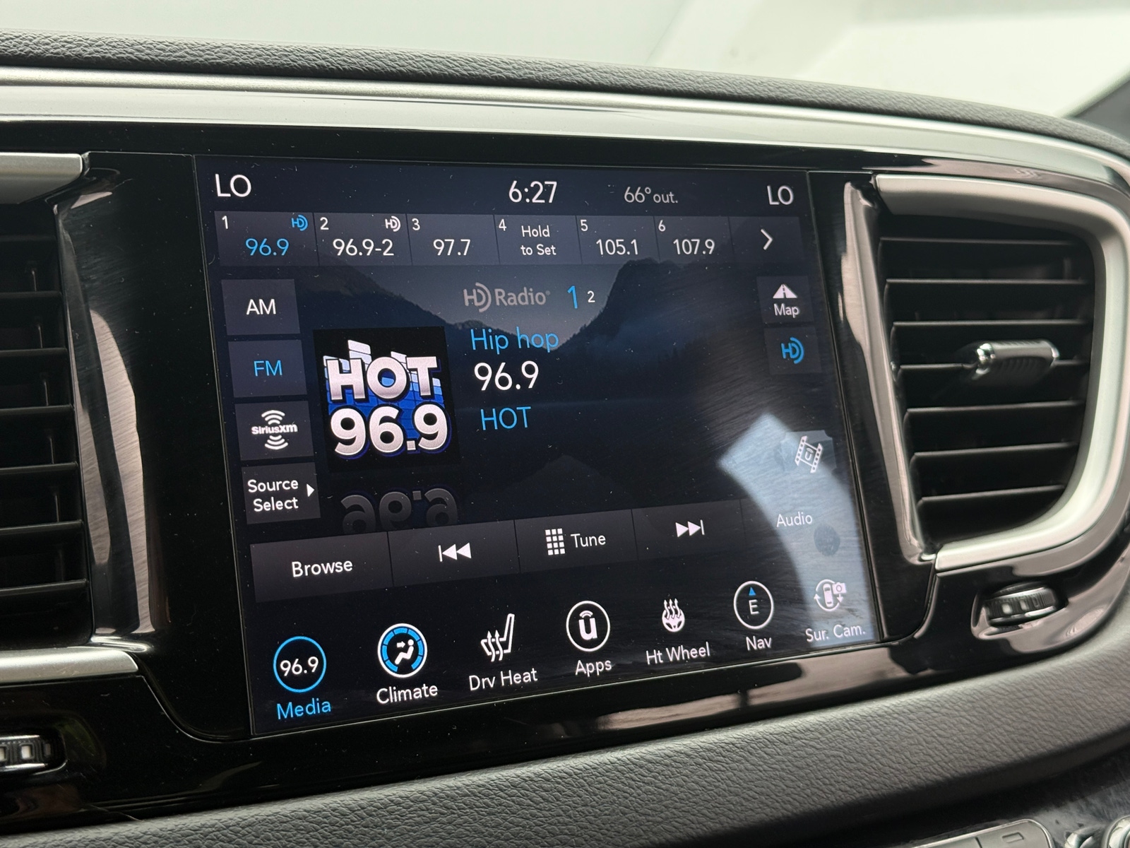 Thumbnail: 2020 Chrysler Pacifica - 3