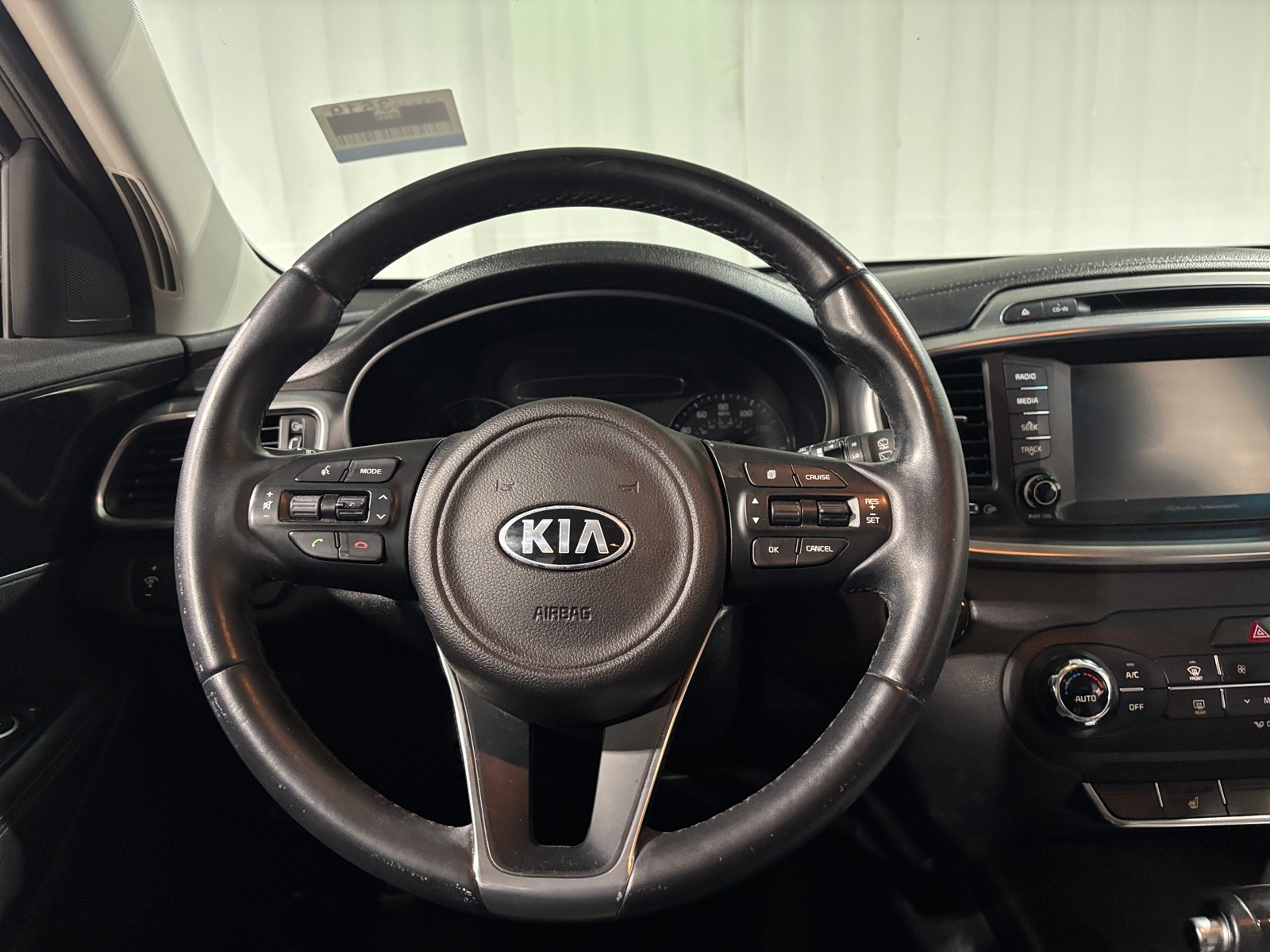 Thumbnail: 2017 Kia Sorento - 4