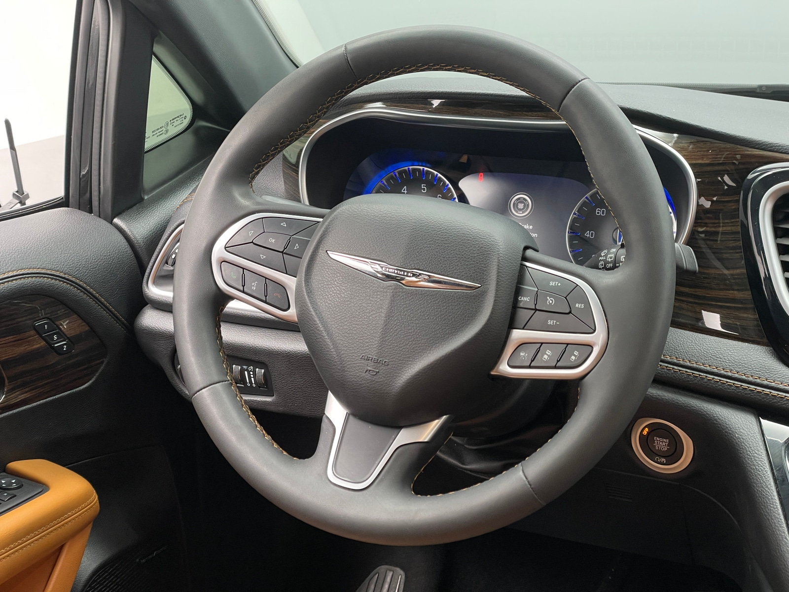 Thumbnail: 2022 Chrysler Pacifica - 4