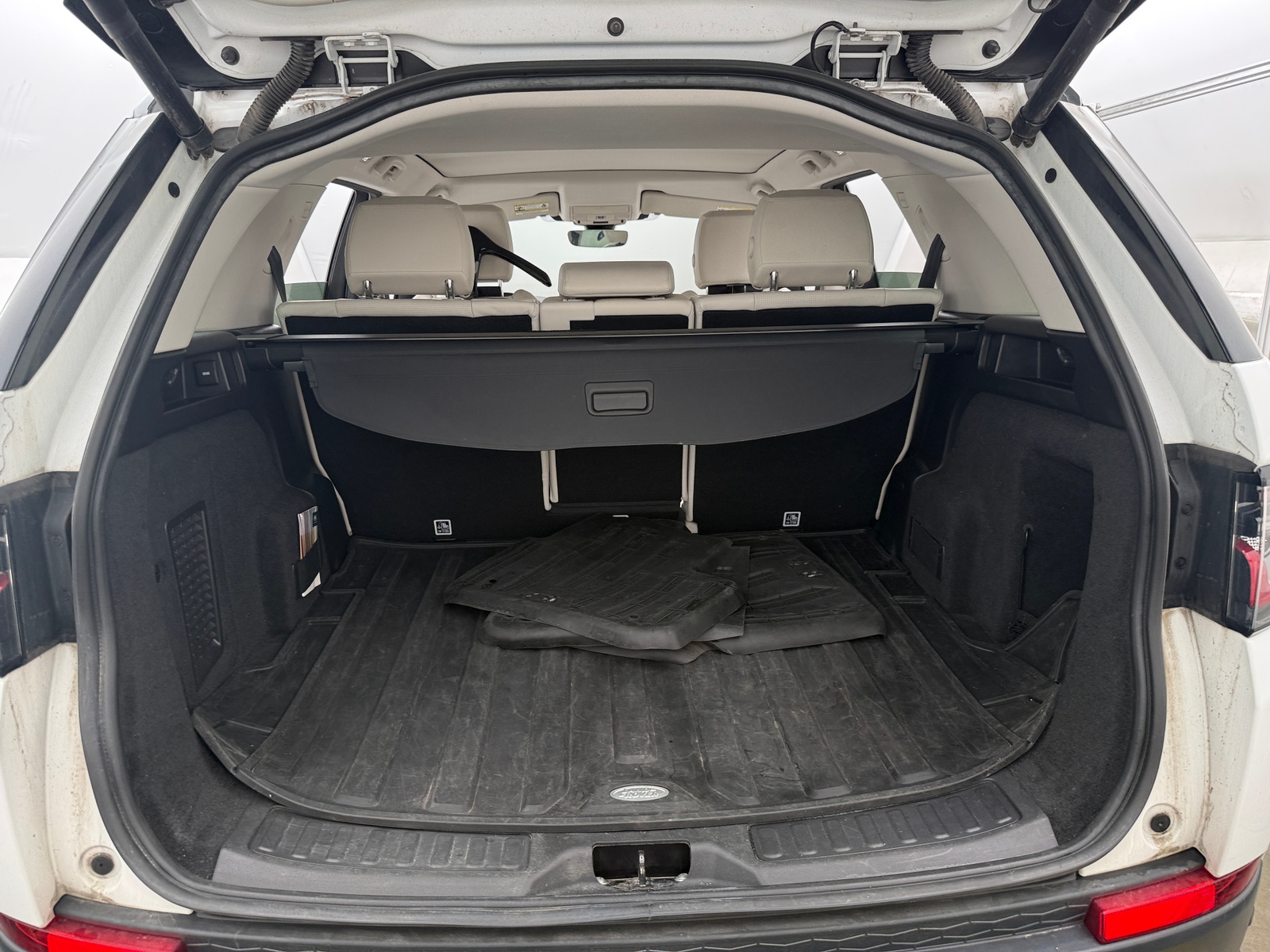 Thumbnail: 2020 Land Rover Discovery Sport - 7